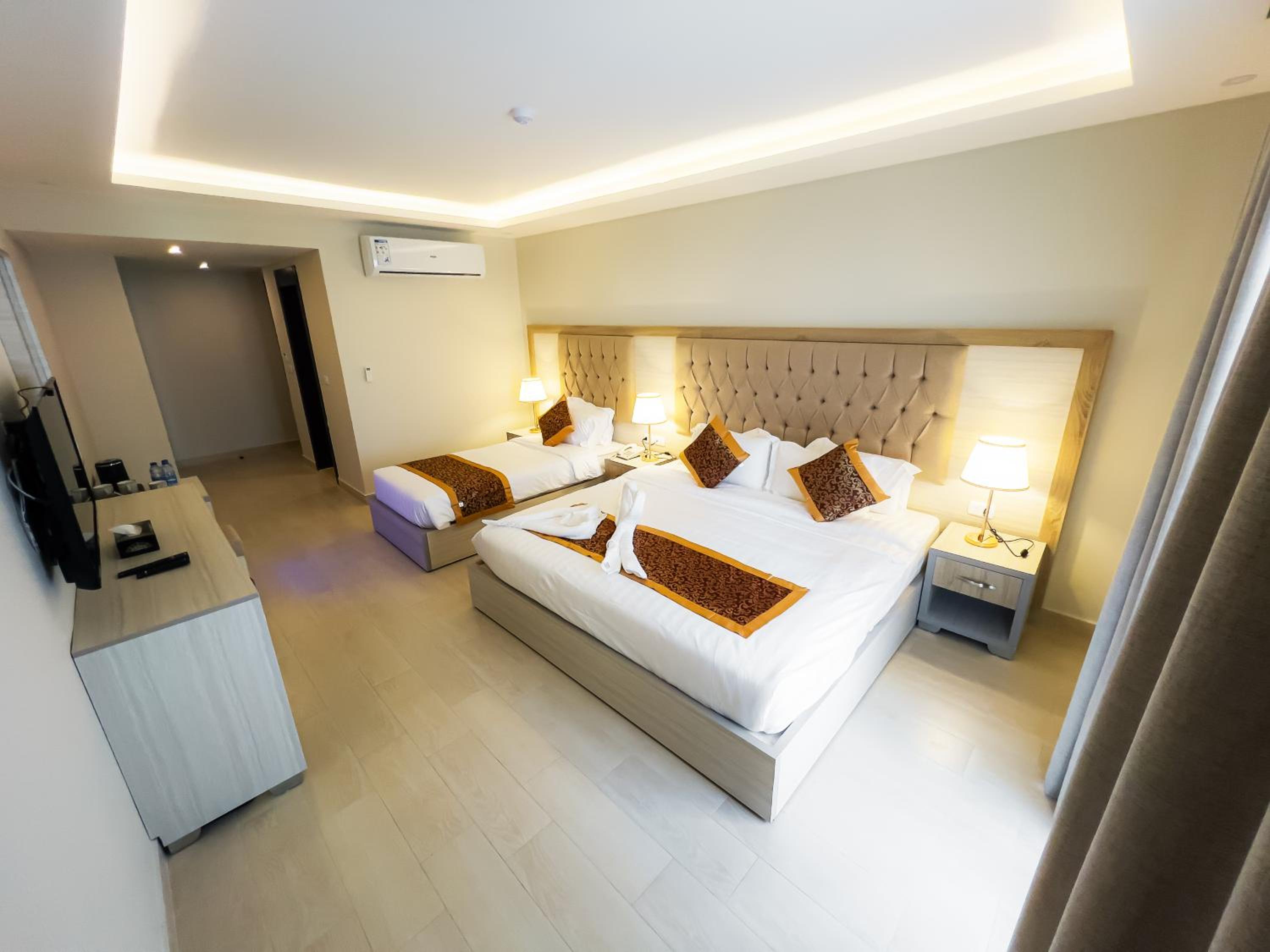 Deluxe Triple Room - Photo 9