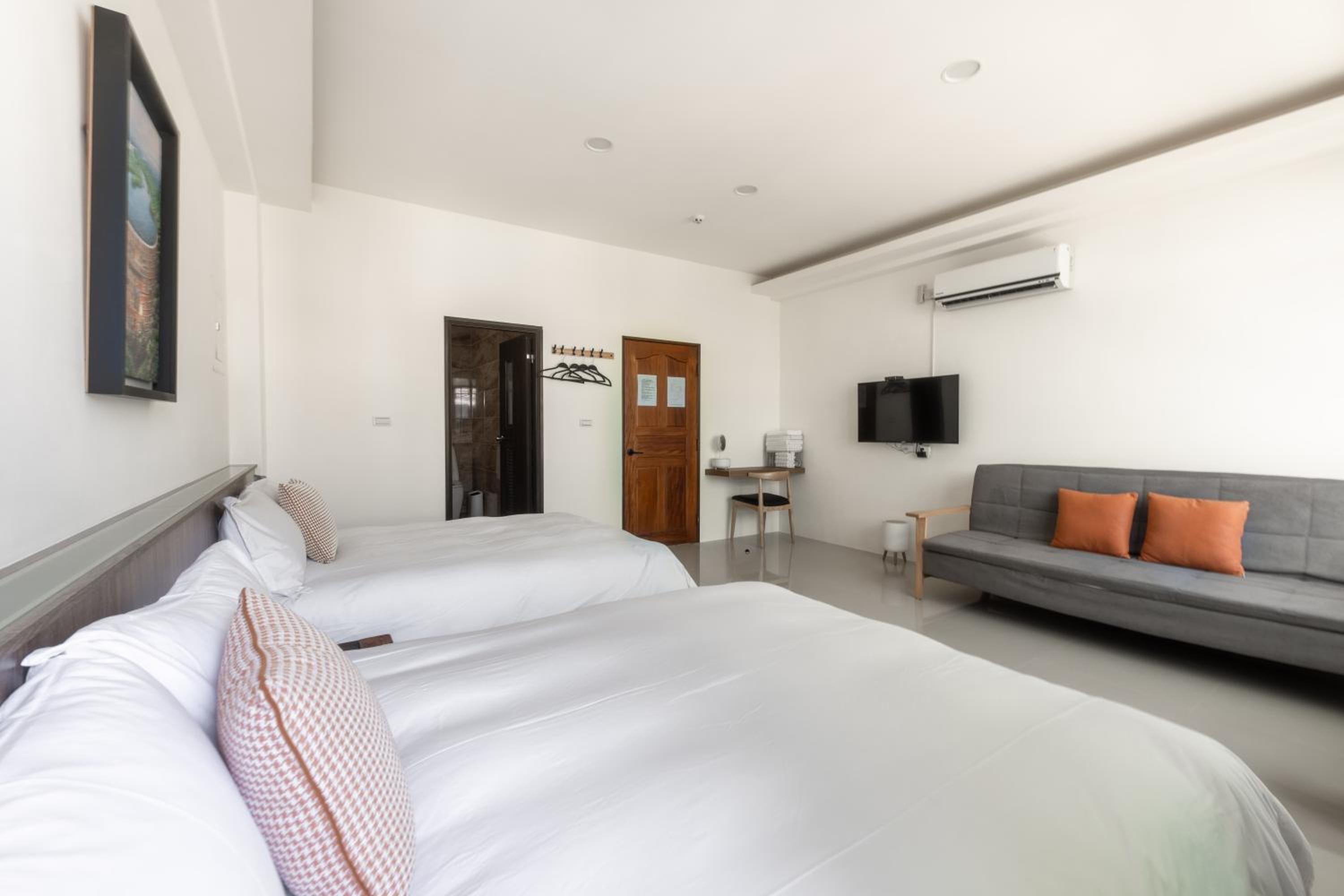 Quadruple Room with Private Bathroom photo 3