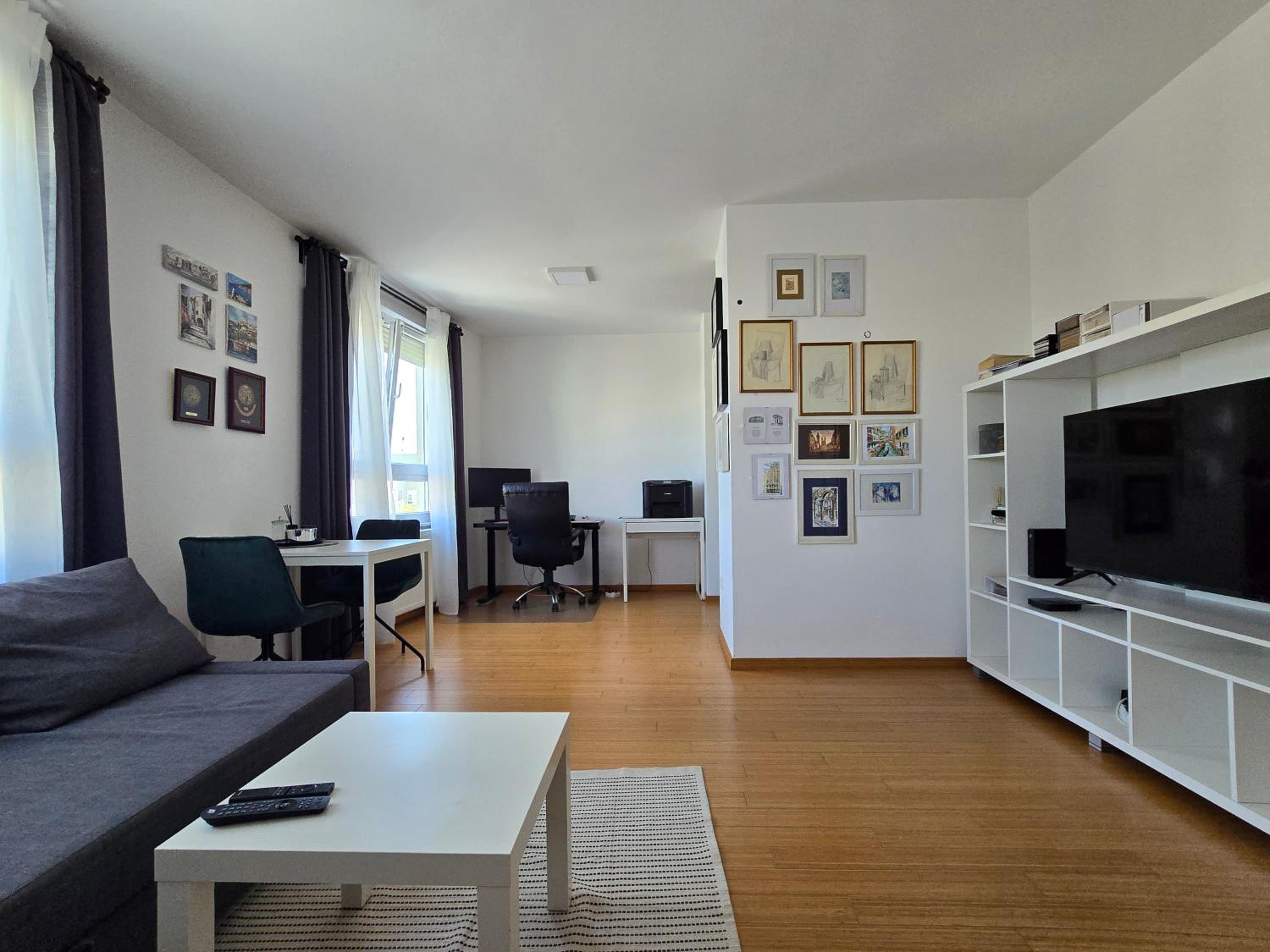 One-Bedroom Apartment photo 1
