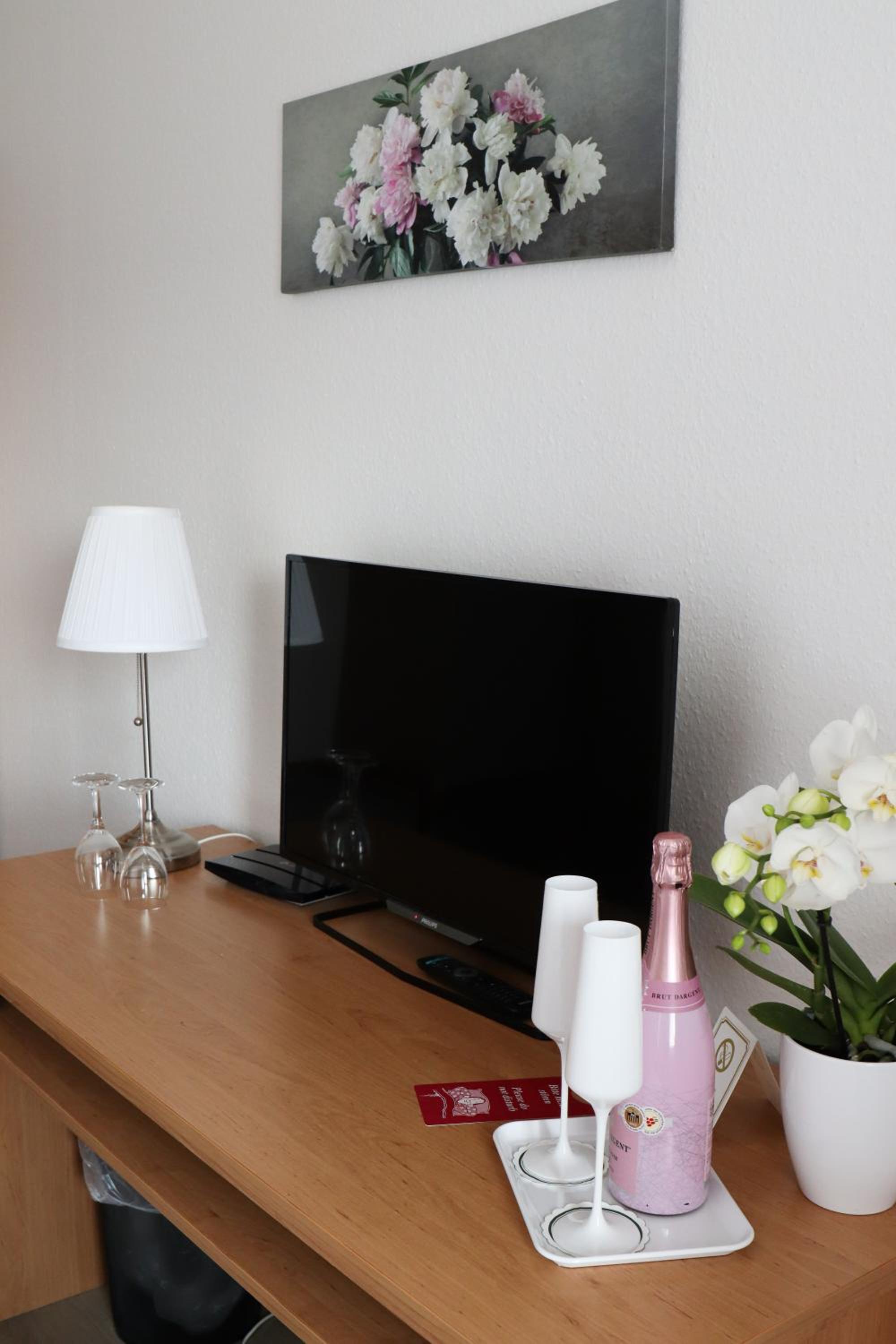 Standard Twin Room with Garden View - Photo 8