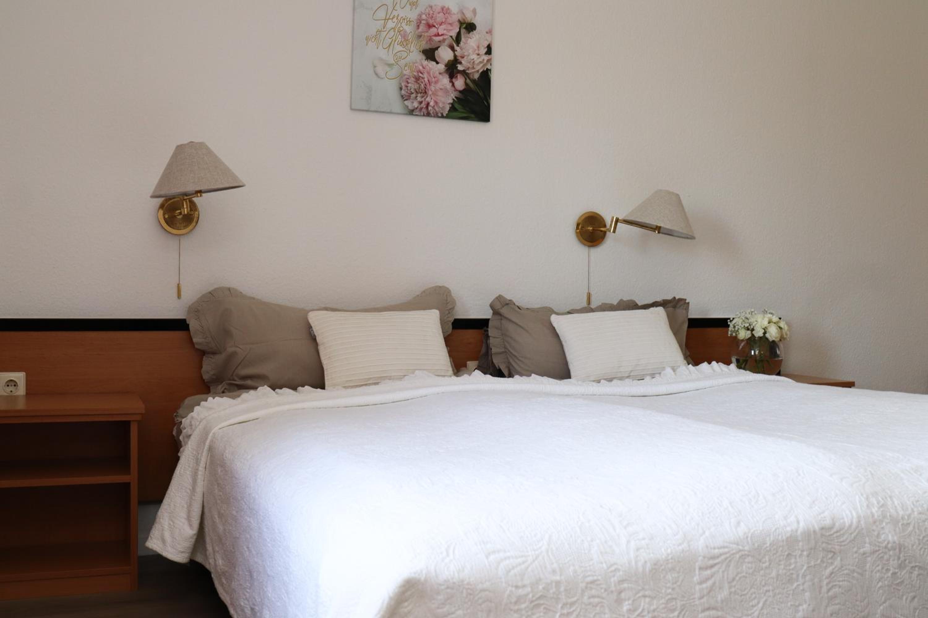 Standard Twin Room with Garden View - Photo 10