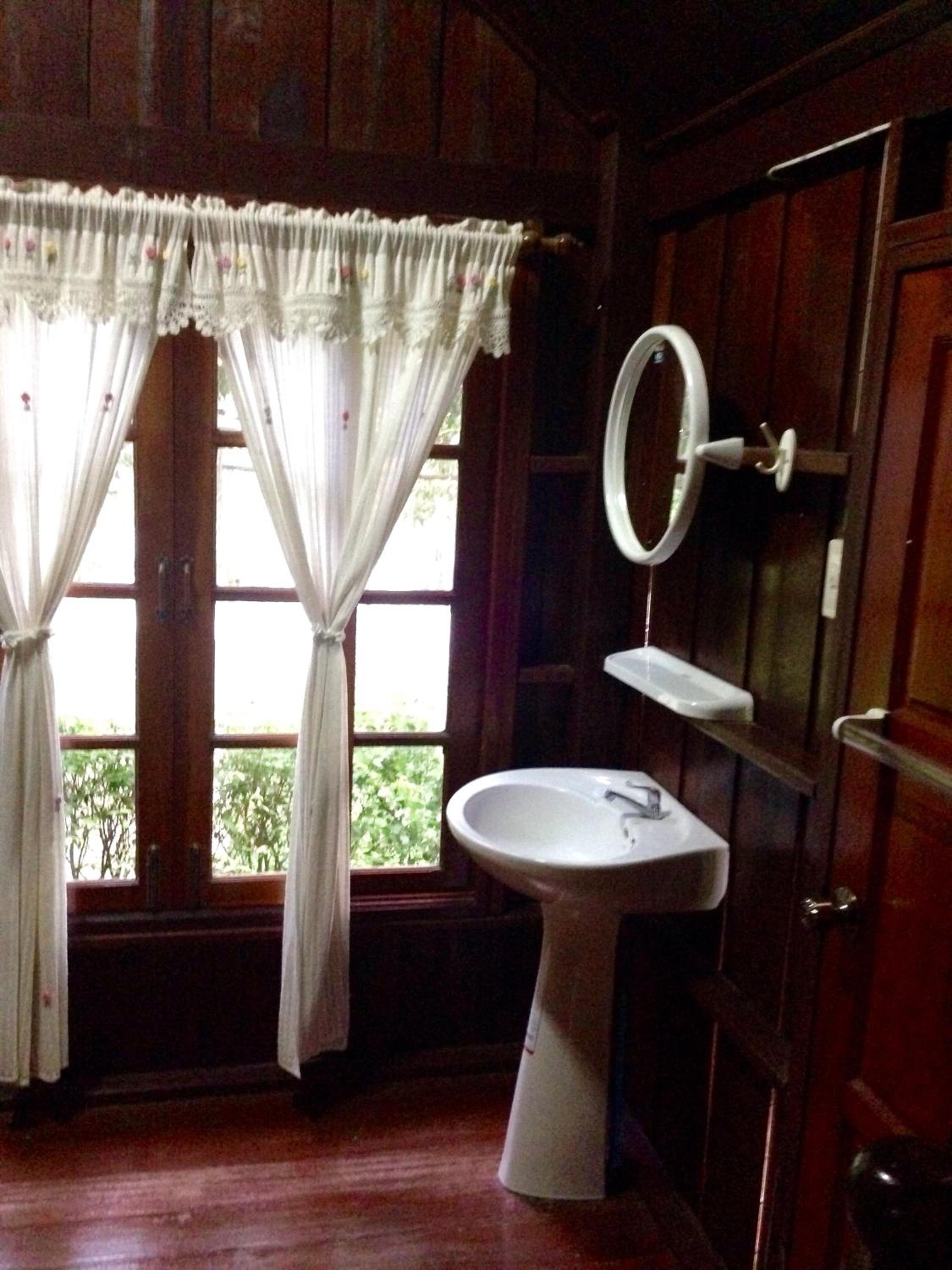 Deluxe Double or Twin Room - Photo 8