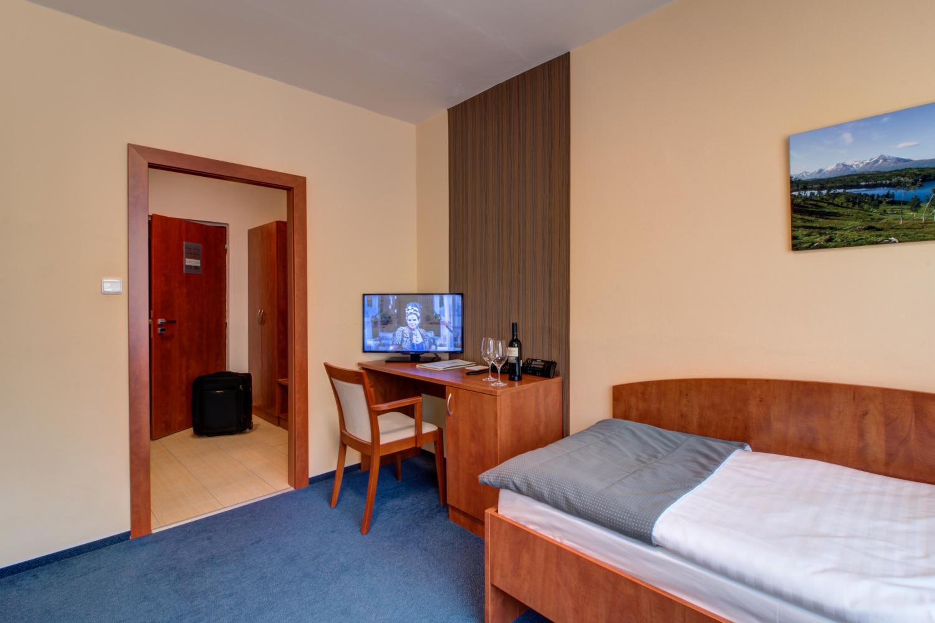 Twin Room - Photo 5