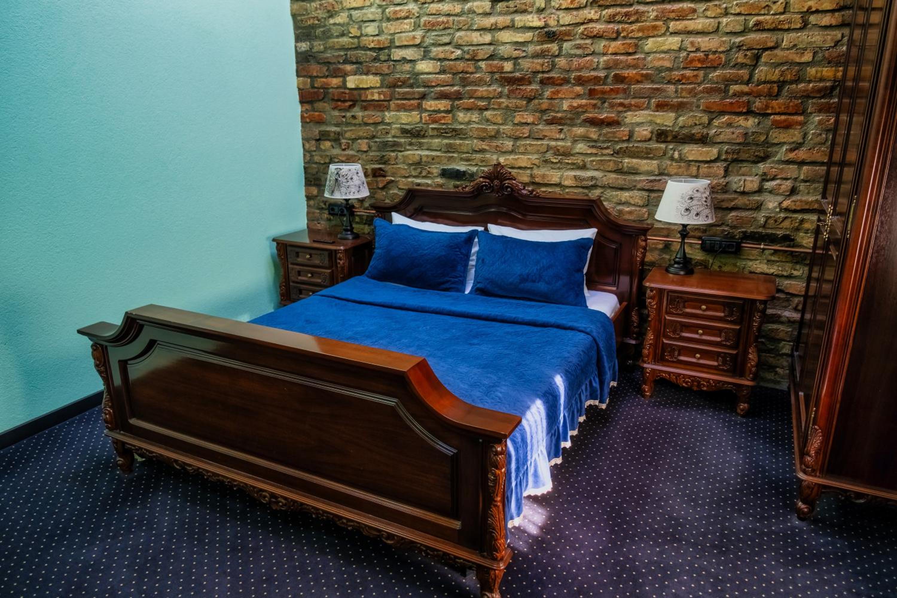Queen Room with Spa Bath