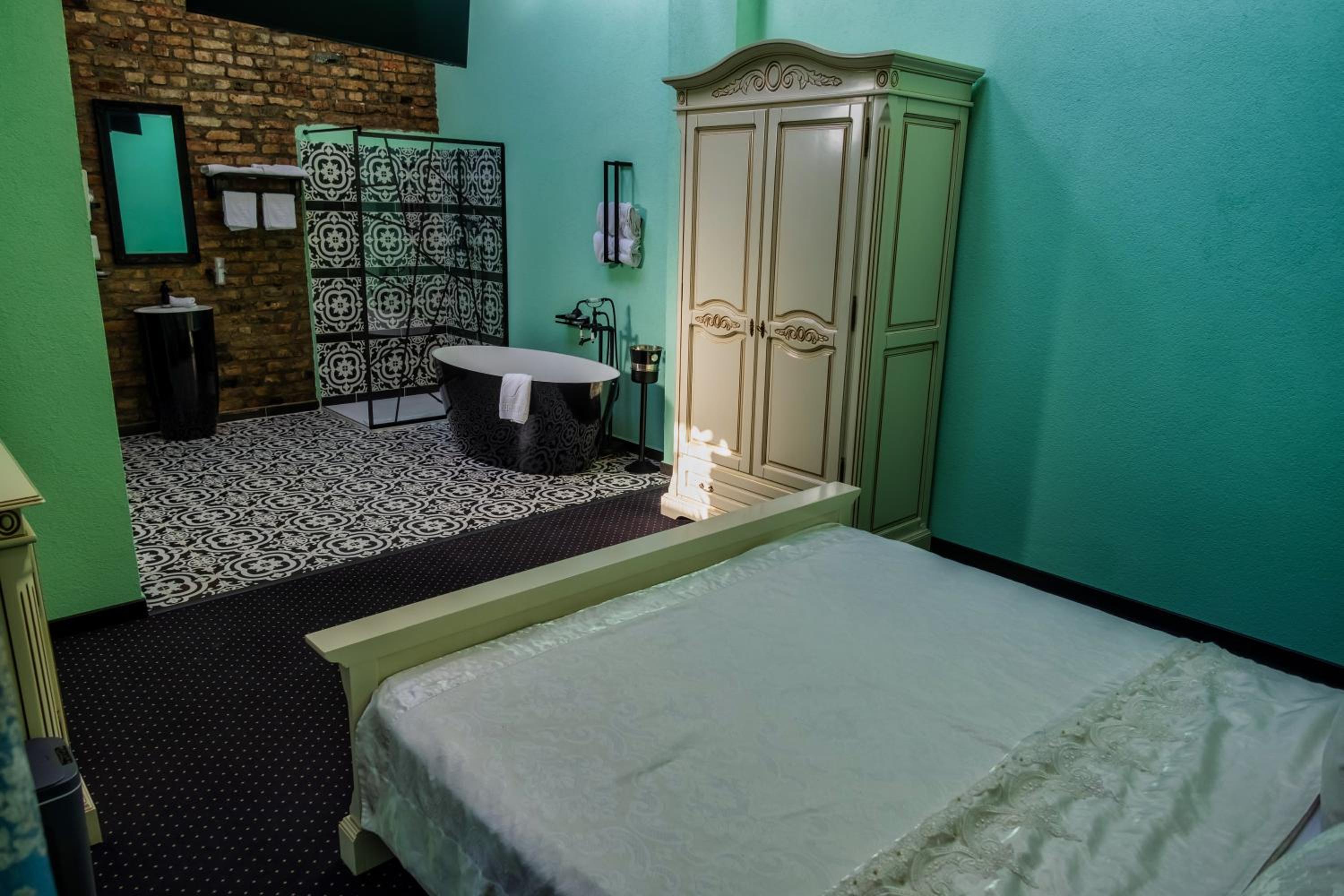 Deluxe Double Room with Bath photo 3