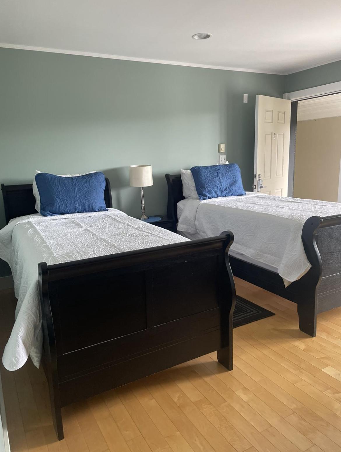 Executive Room with Two Beds, Fireplace,  a Table and Chairs, Main Floor (Adults only - No Pets) photo 1