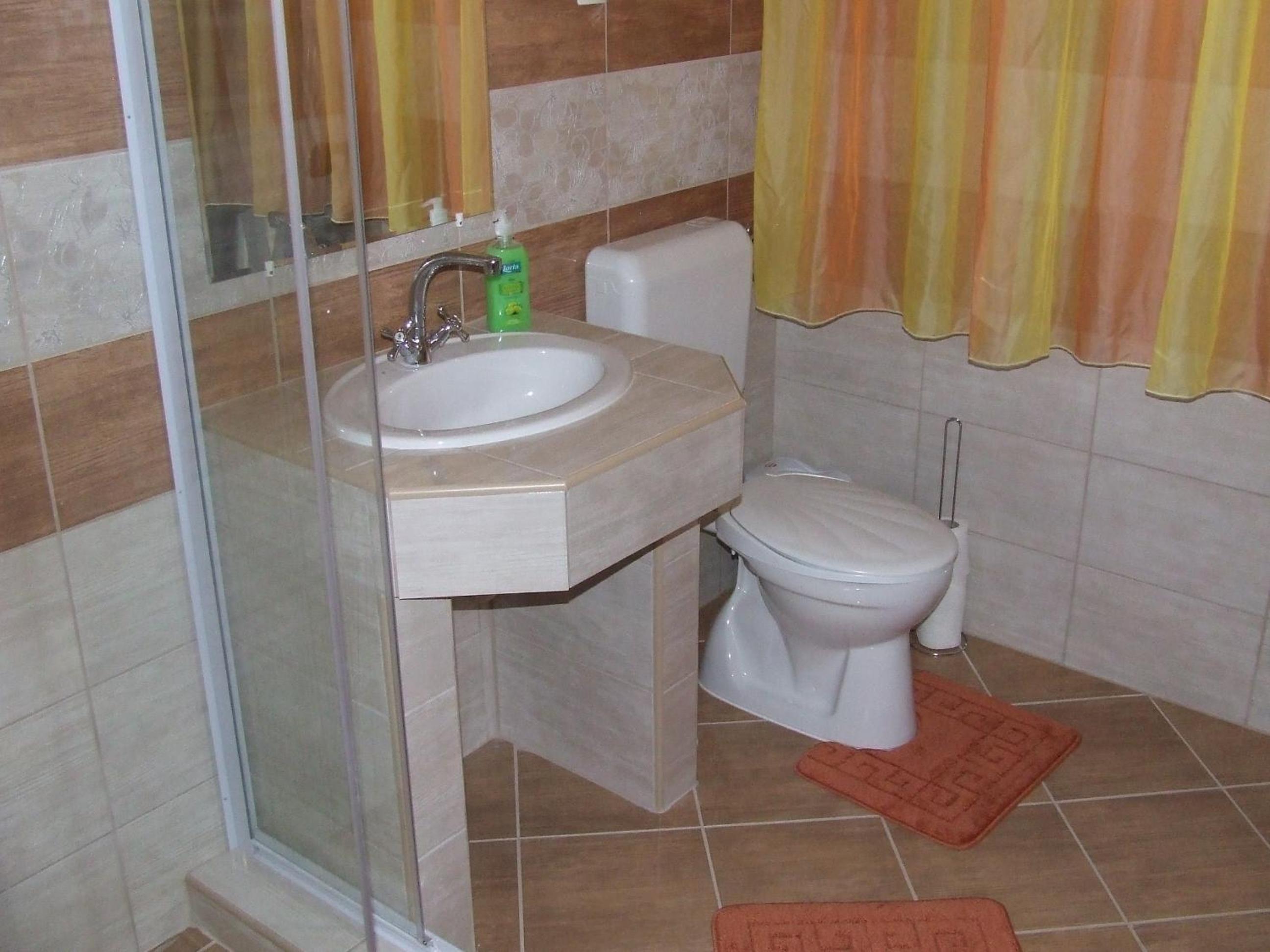 Twin Room with Private Bathroom photo 1