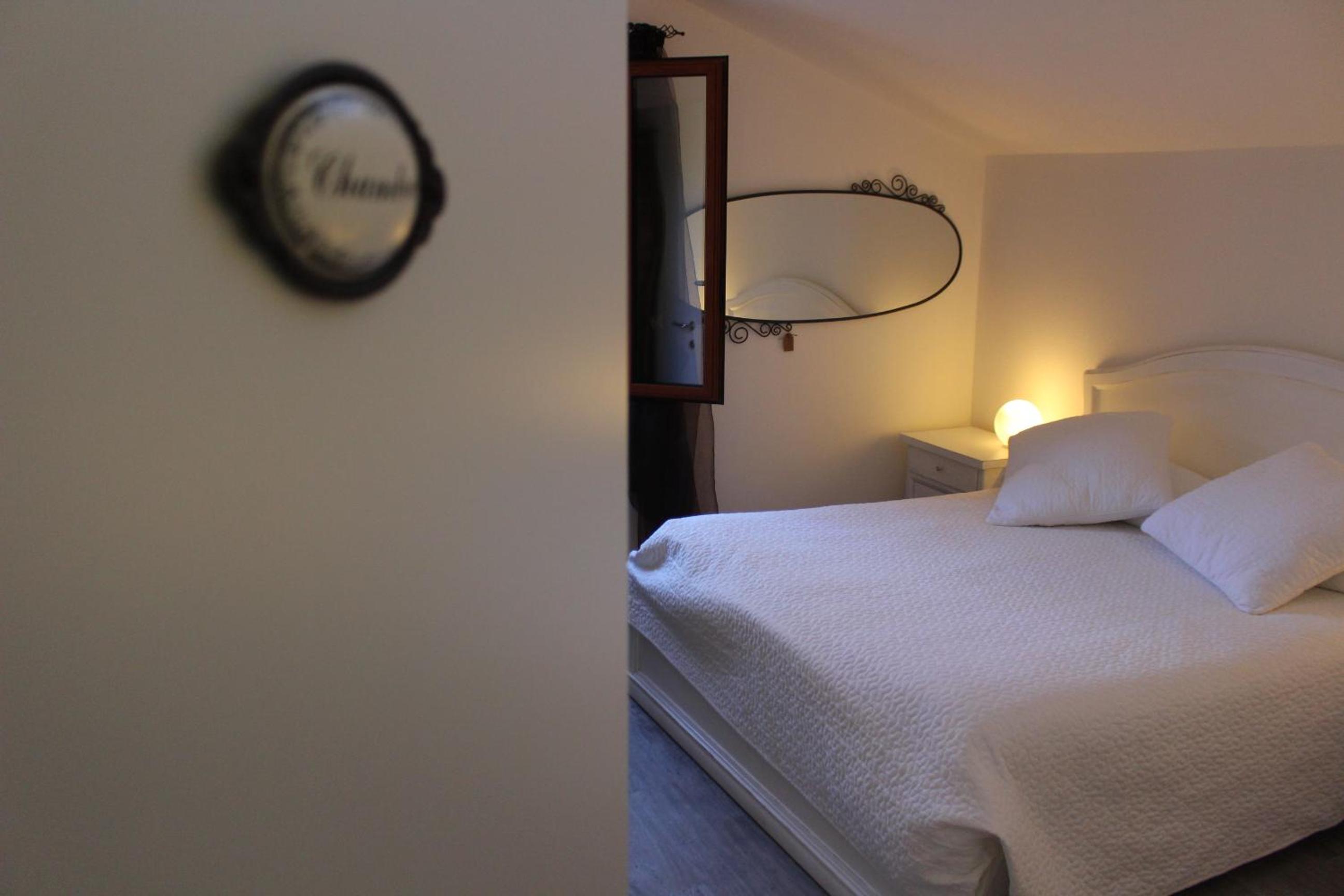 Triple Room with Private Bathroom - Photo 4