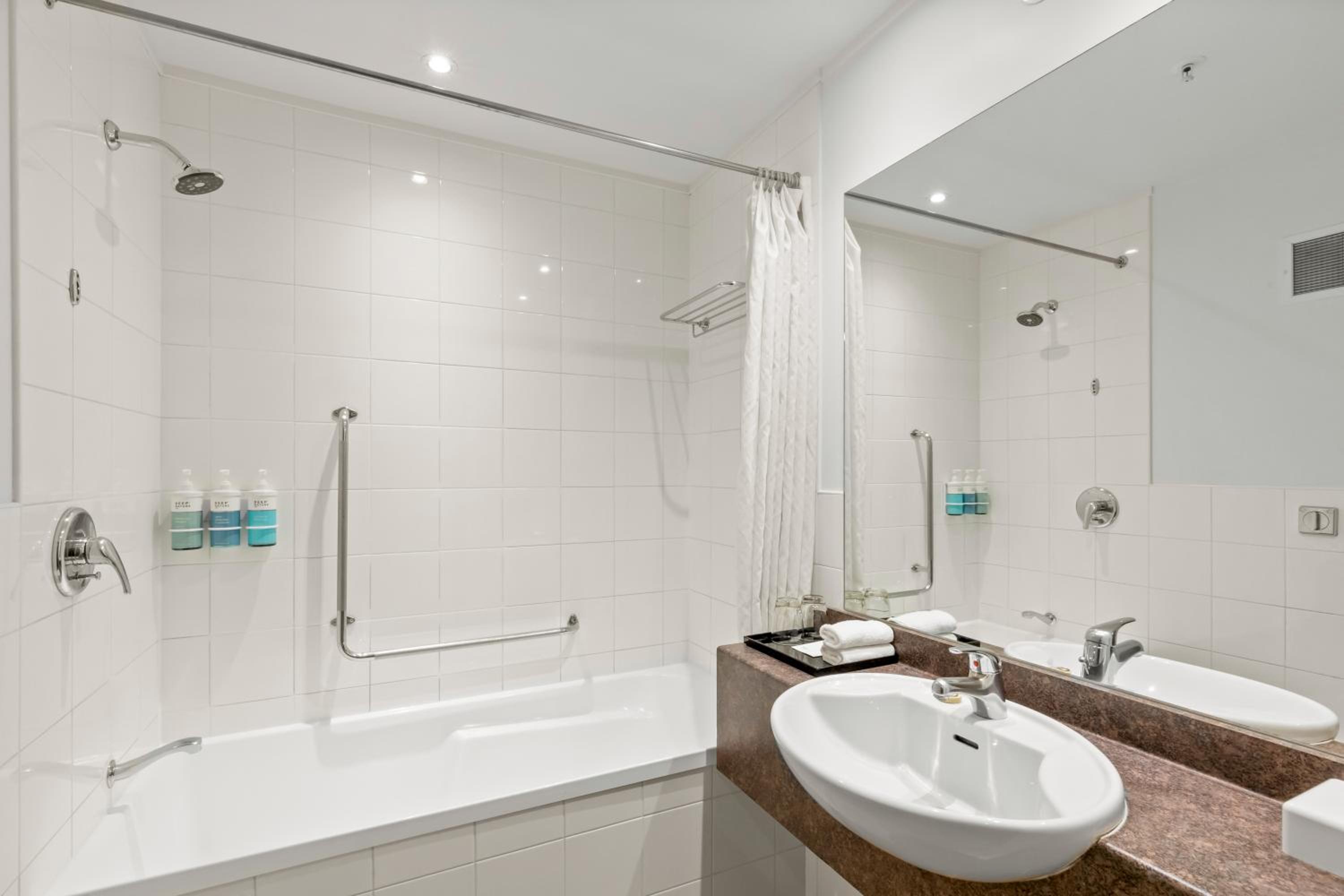 Standard Room with Two Double Beds - Photo 15