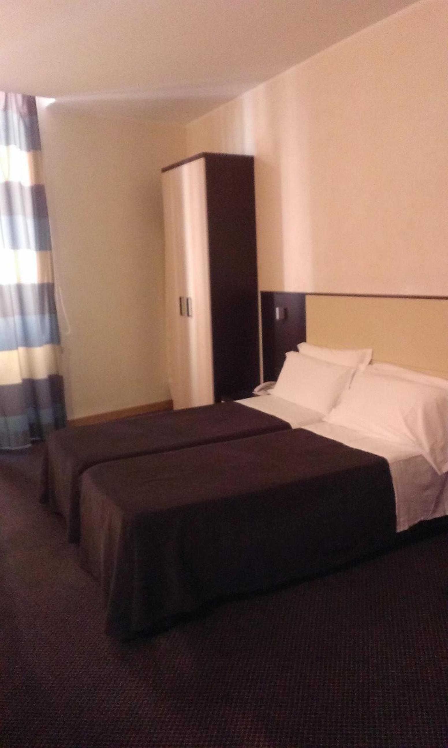 Twin Room thumbnail 6