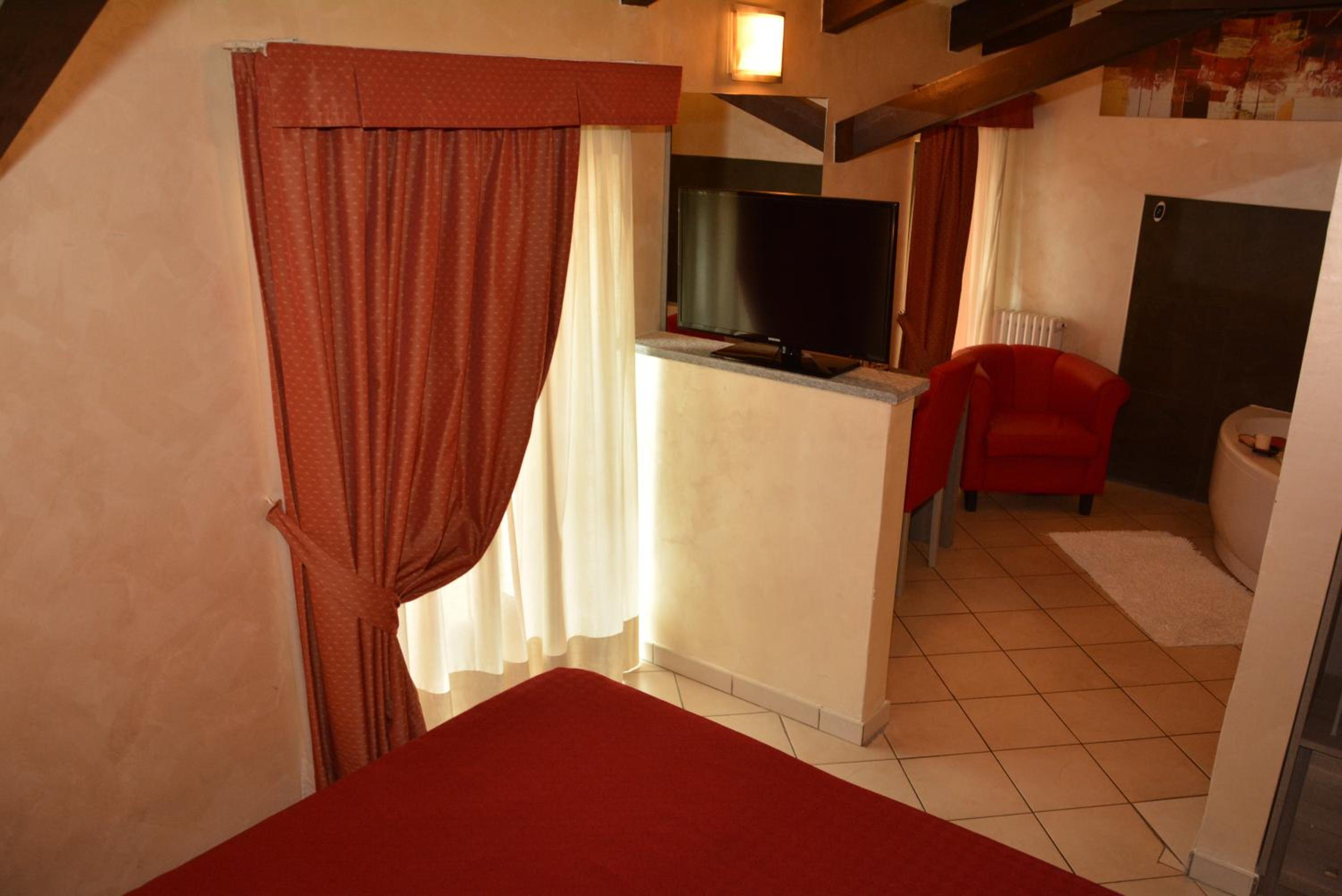 Deluxe Double Room - Photo 13