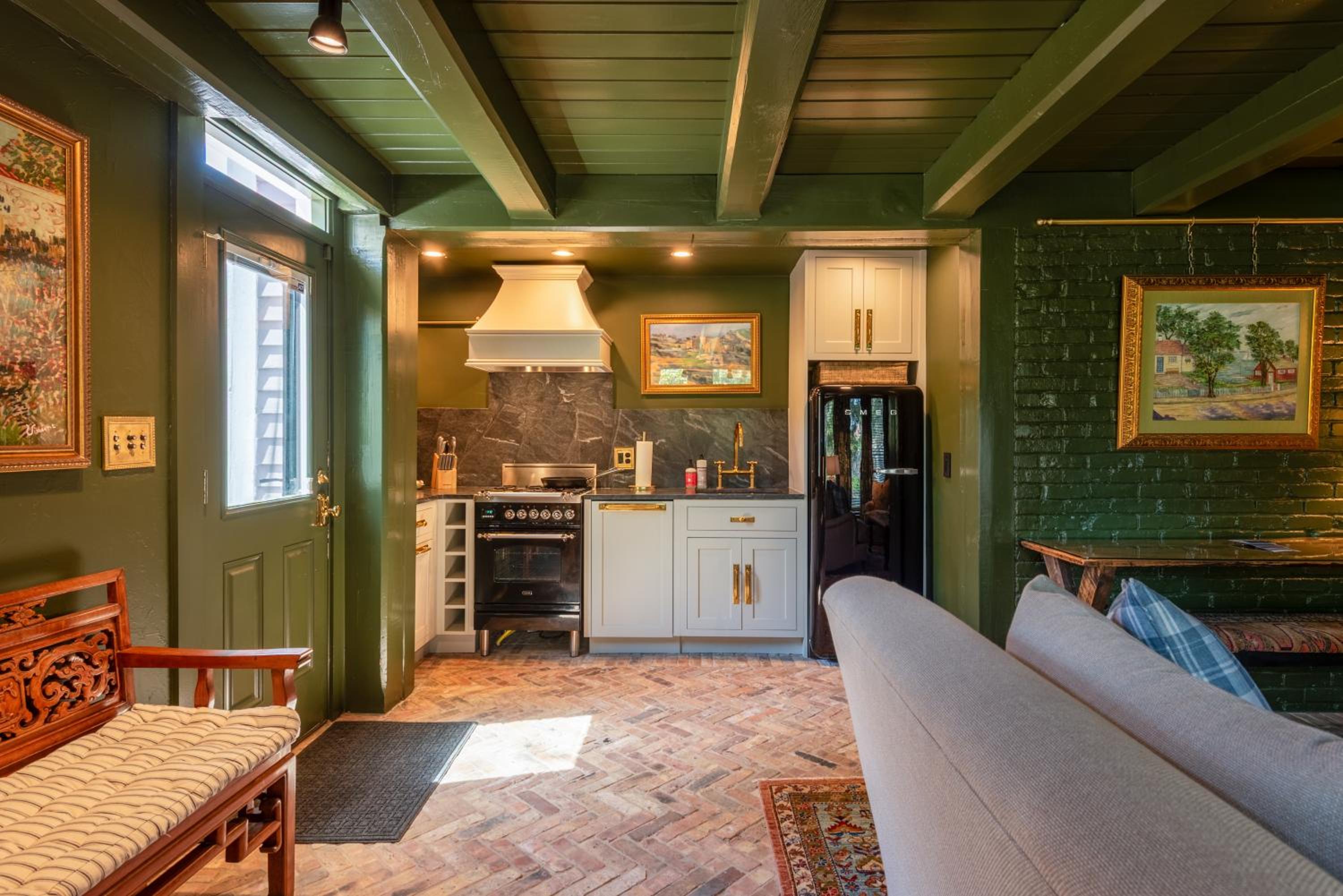 Deluxe Queen Suite