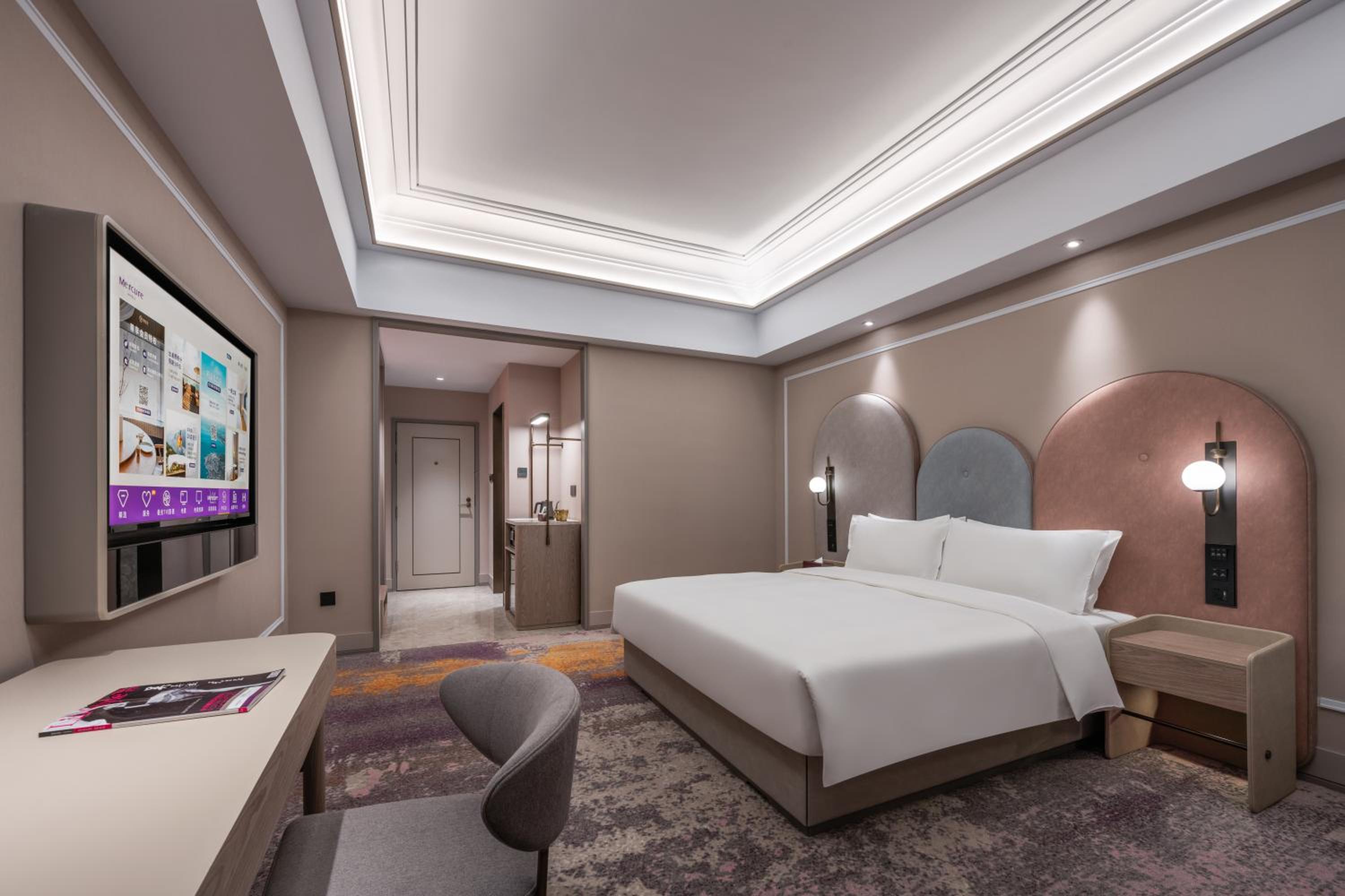 Superior King Room with One King Bed - Photo 2