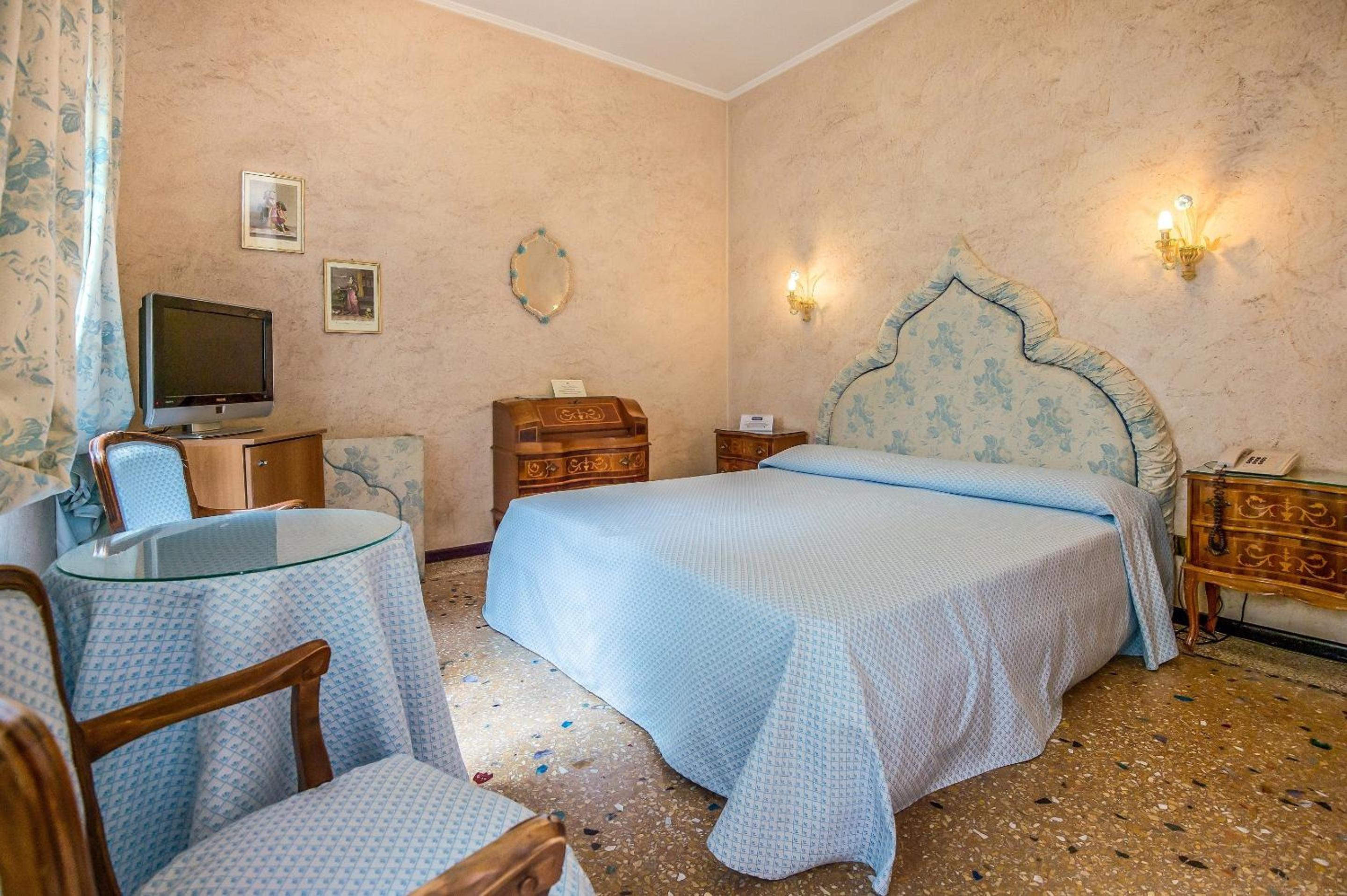 Double or Twin Room with Swimming Pool Access
