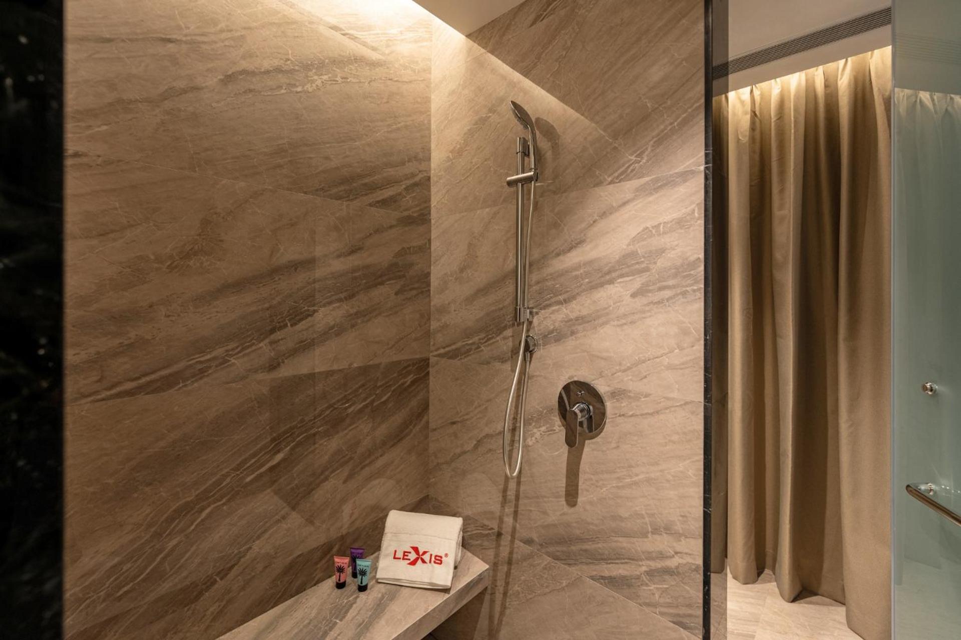 Skyline Countdown Rendezvous - Premium Pool Suite