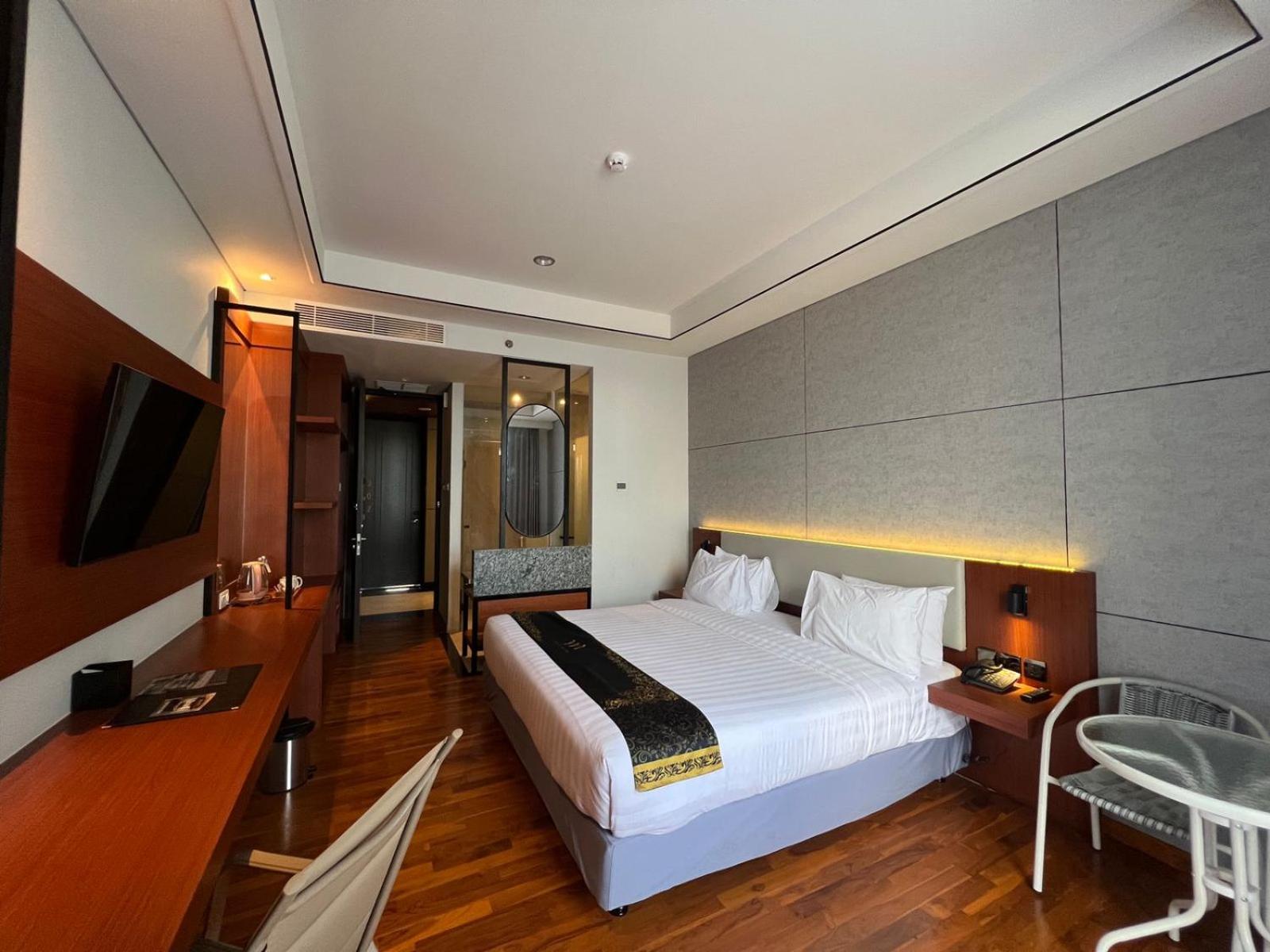 Deluxe King Room - Photo 5