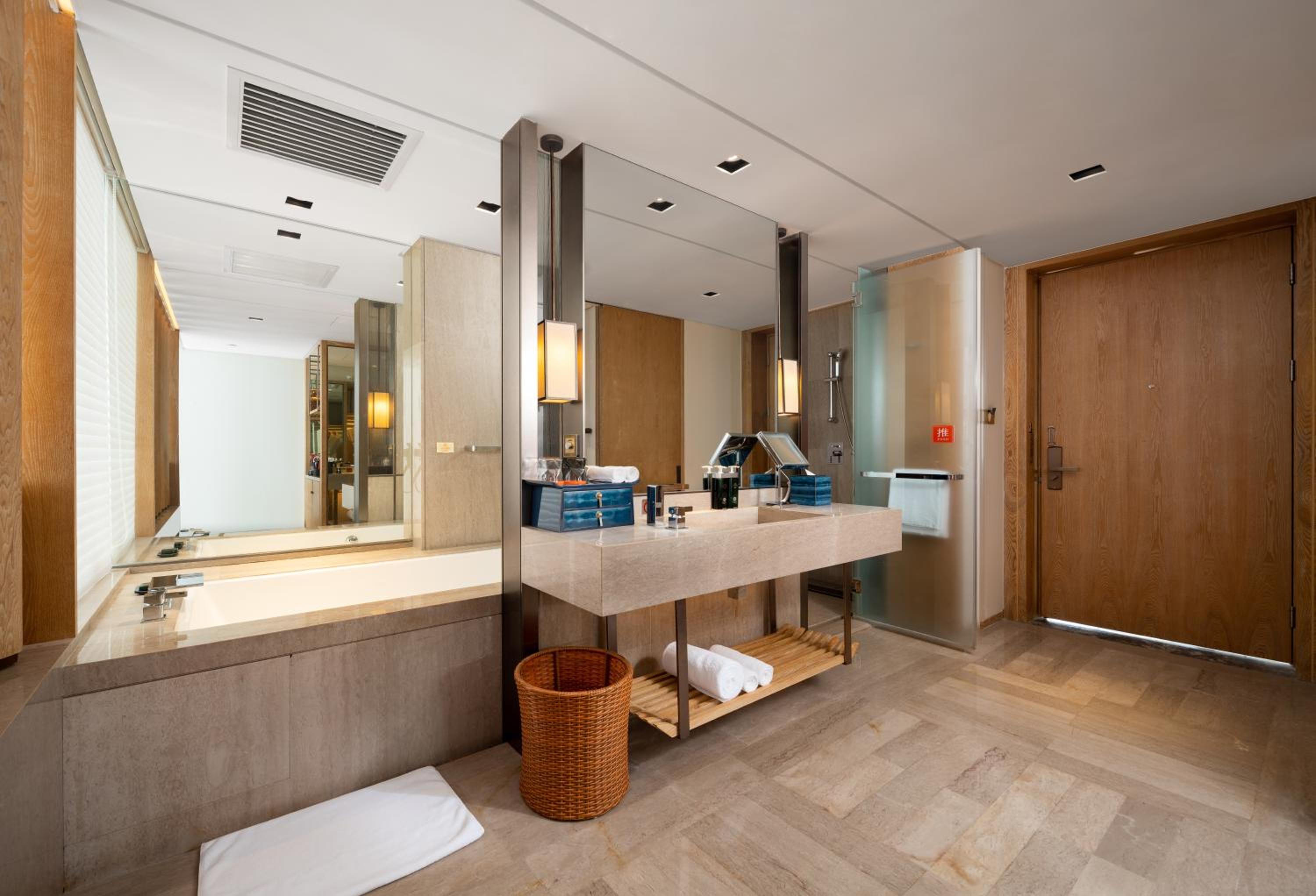 1 King Bed Premium 180 Degree Erhai View