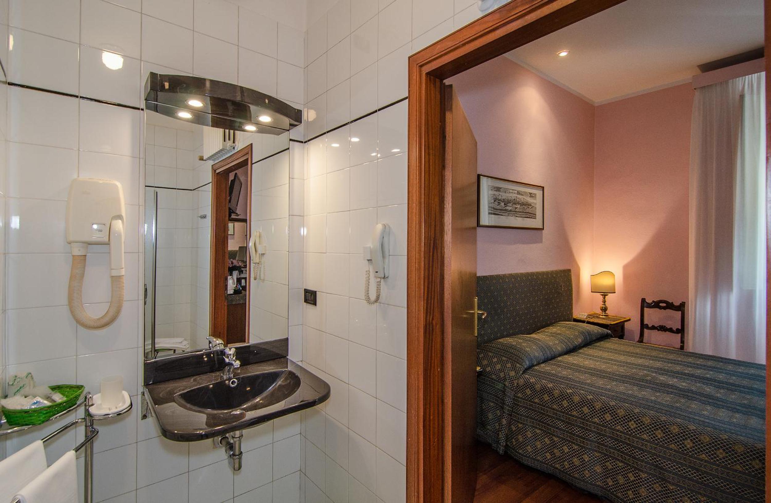Double or Twin Room - Photo 8