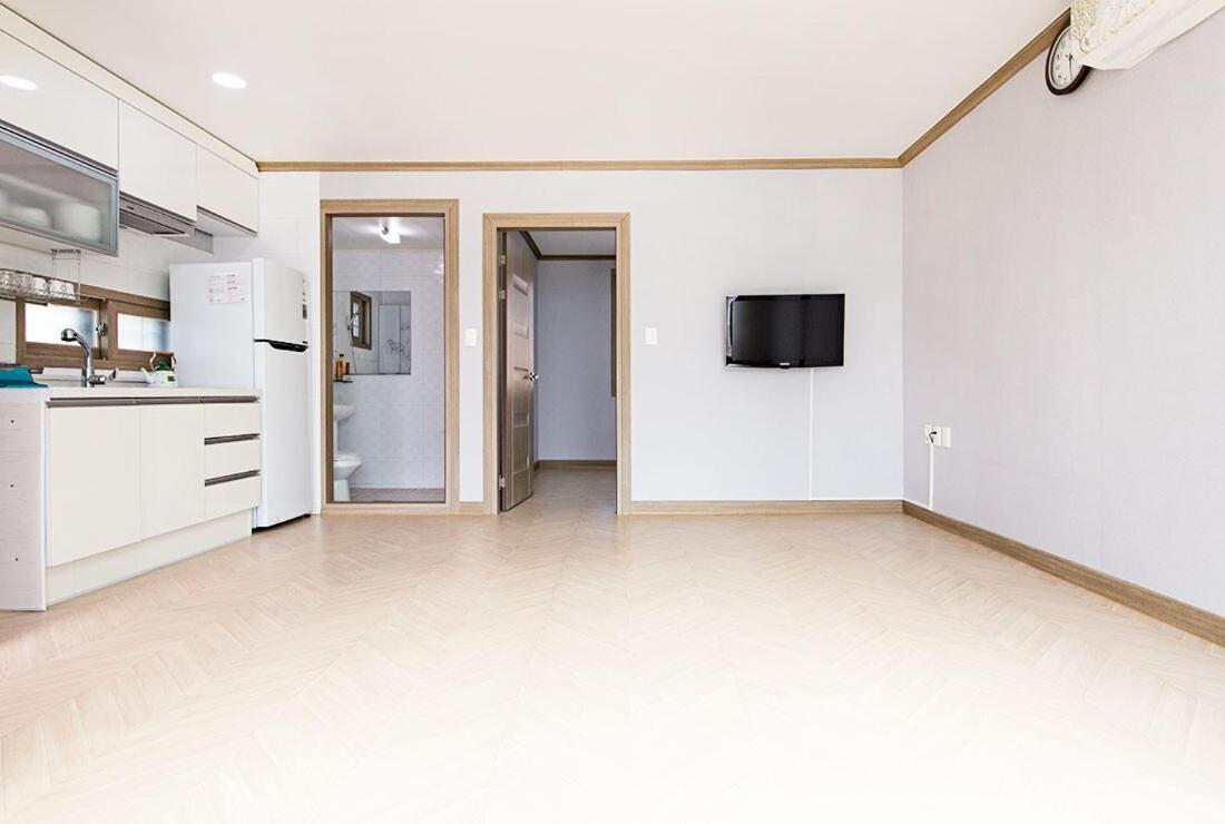 Family Room 1 photo 1
