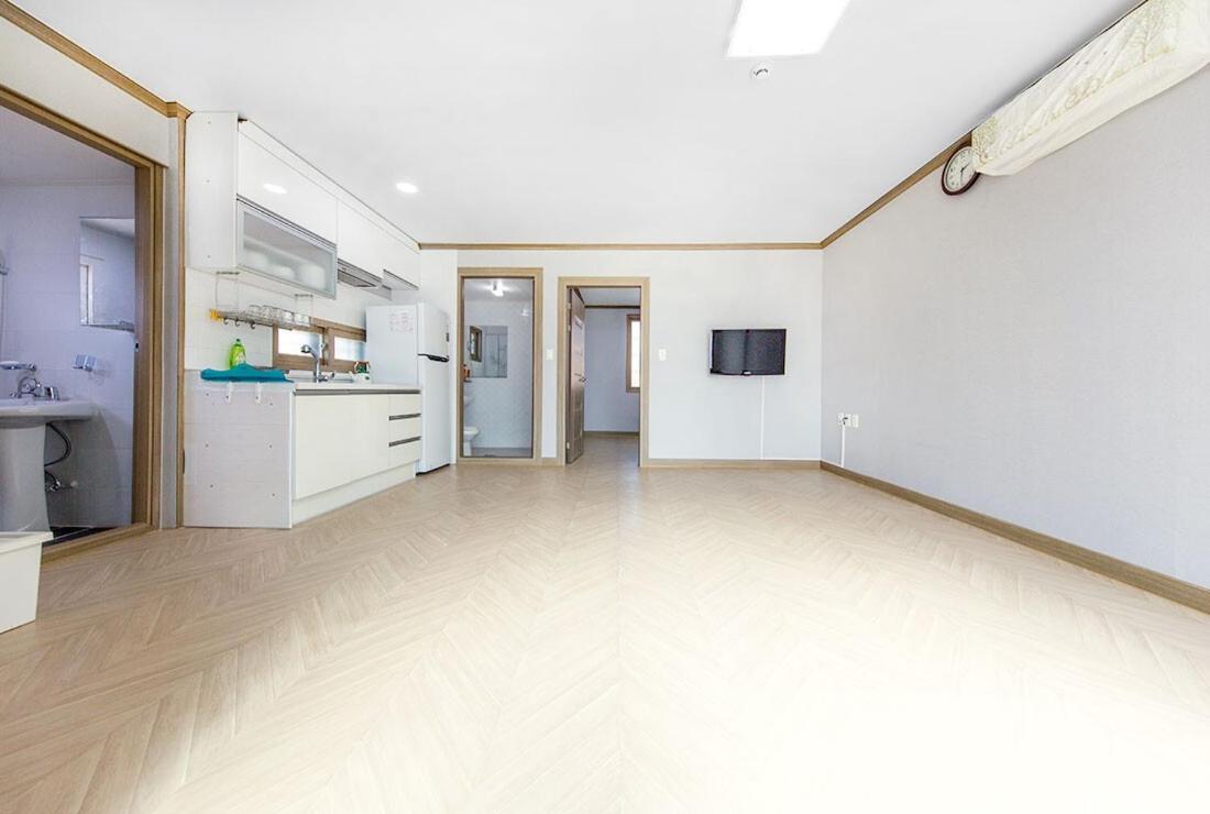 Family Room 1 photo 2