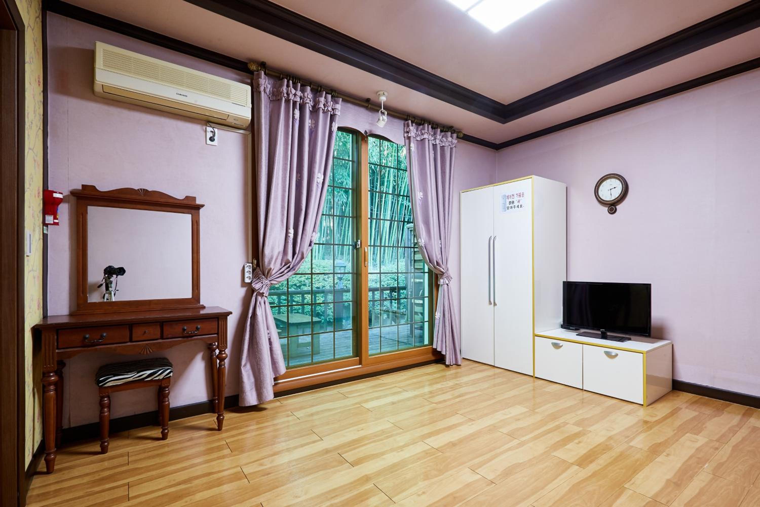 Family Room photo 3