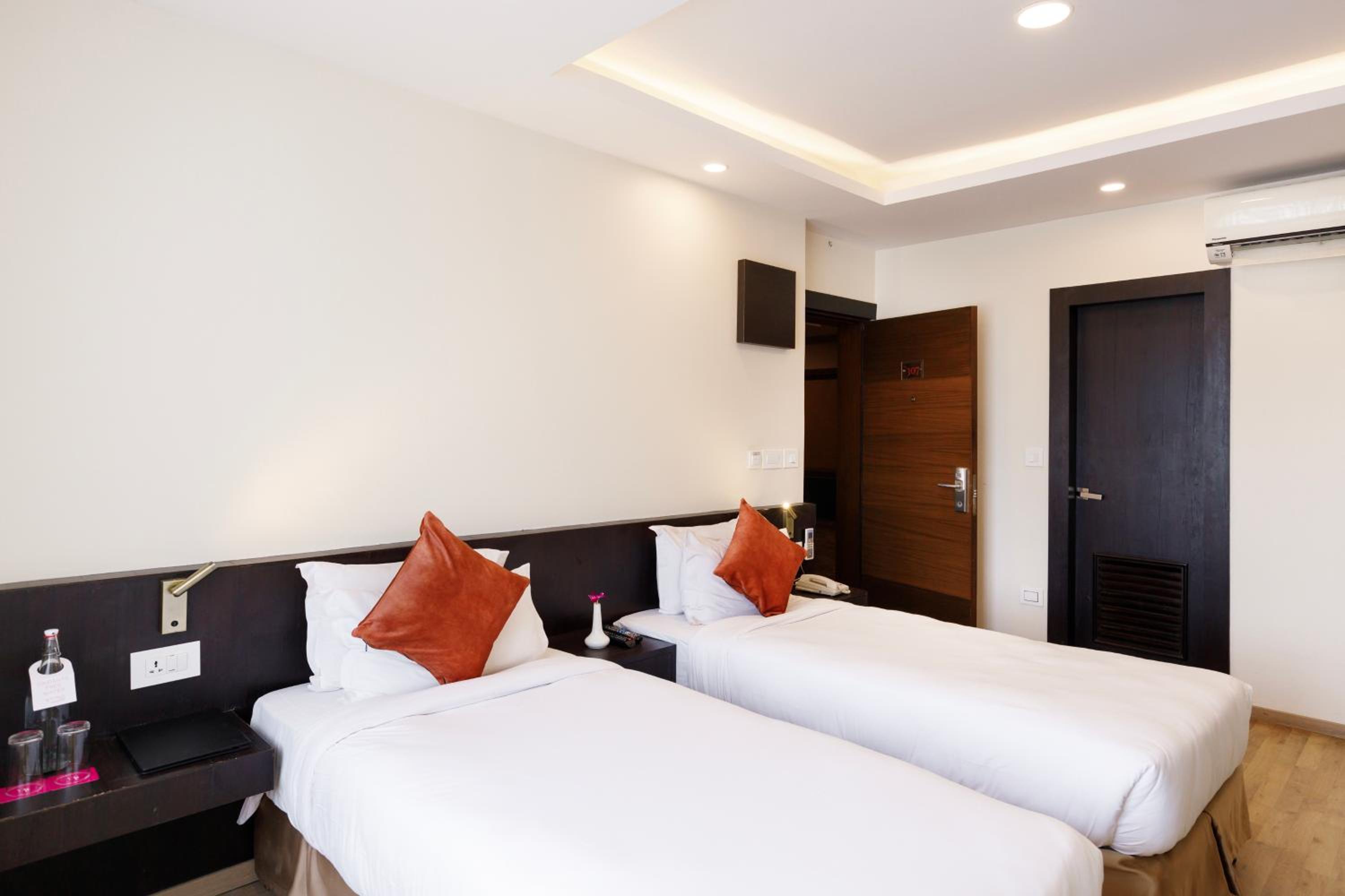 Premium Twin Room - Photo 6