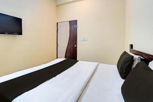 Budget Double Room - Photo 9