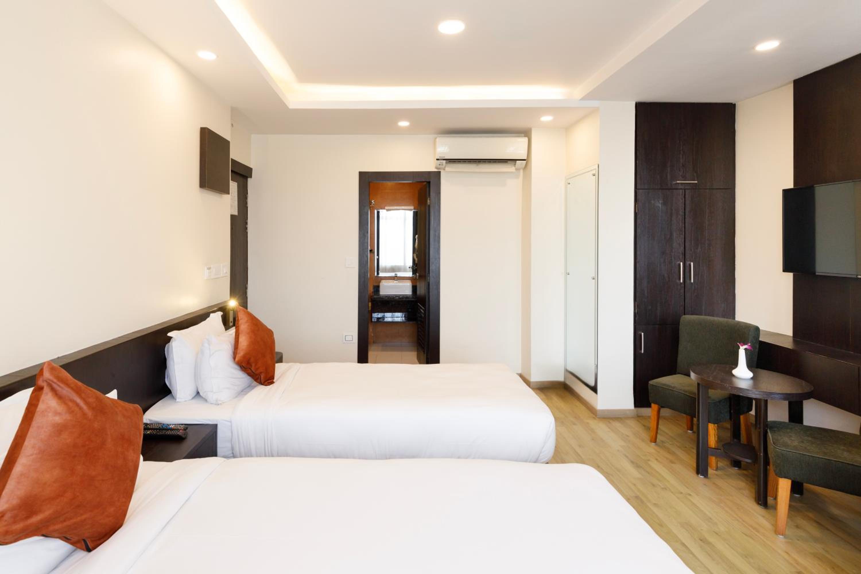 Premium Twin Room - Photo 7