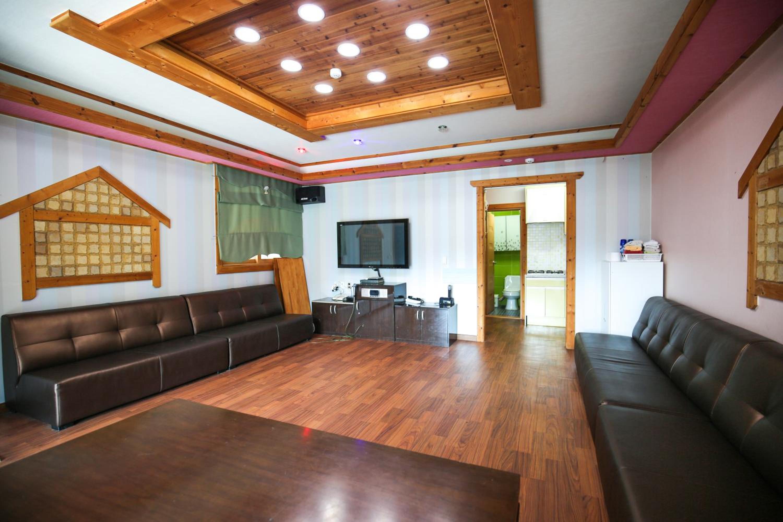 Family Room - Photo 2