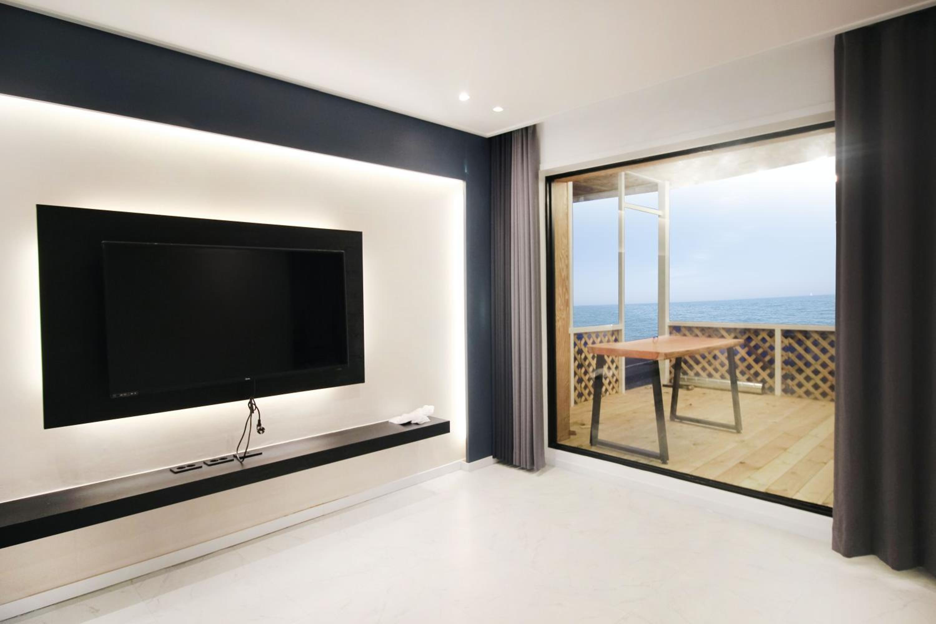 Double or Twin Room with Sea View - Photo 3