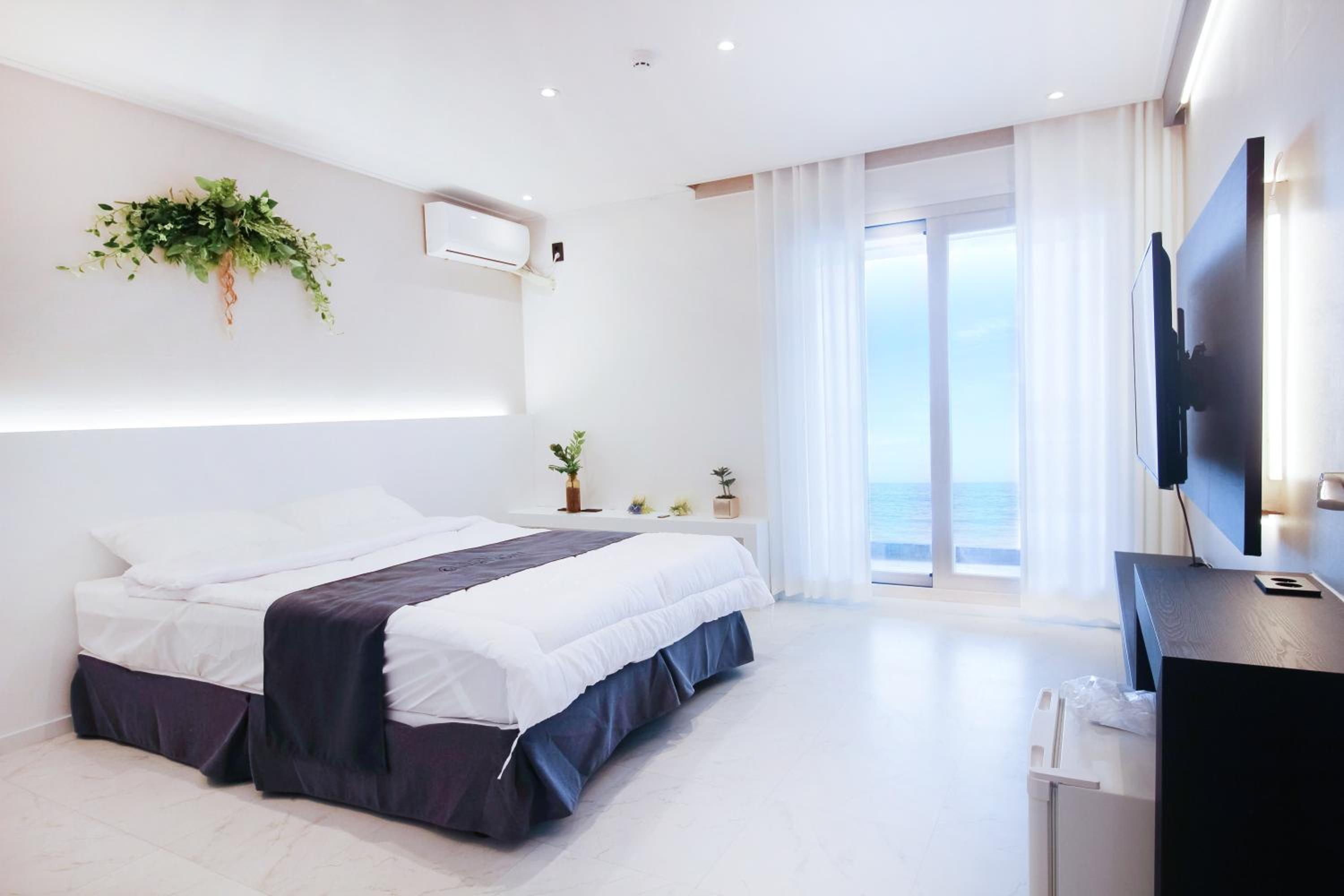 Double or Twin Room with Sea View - Photo 1