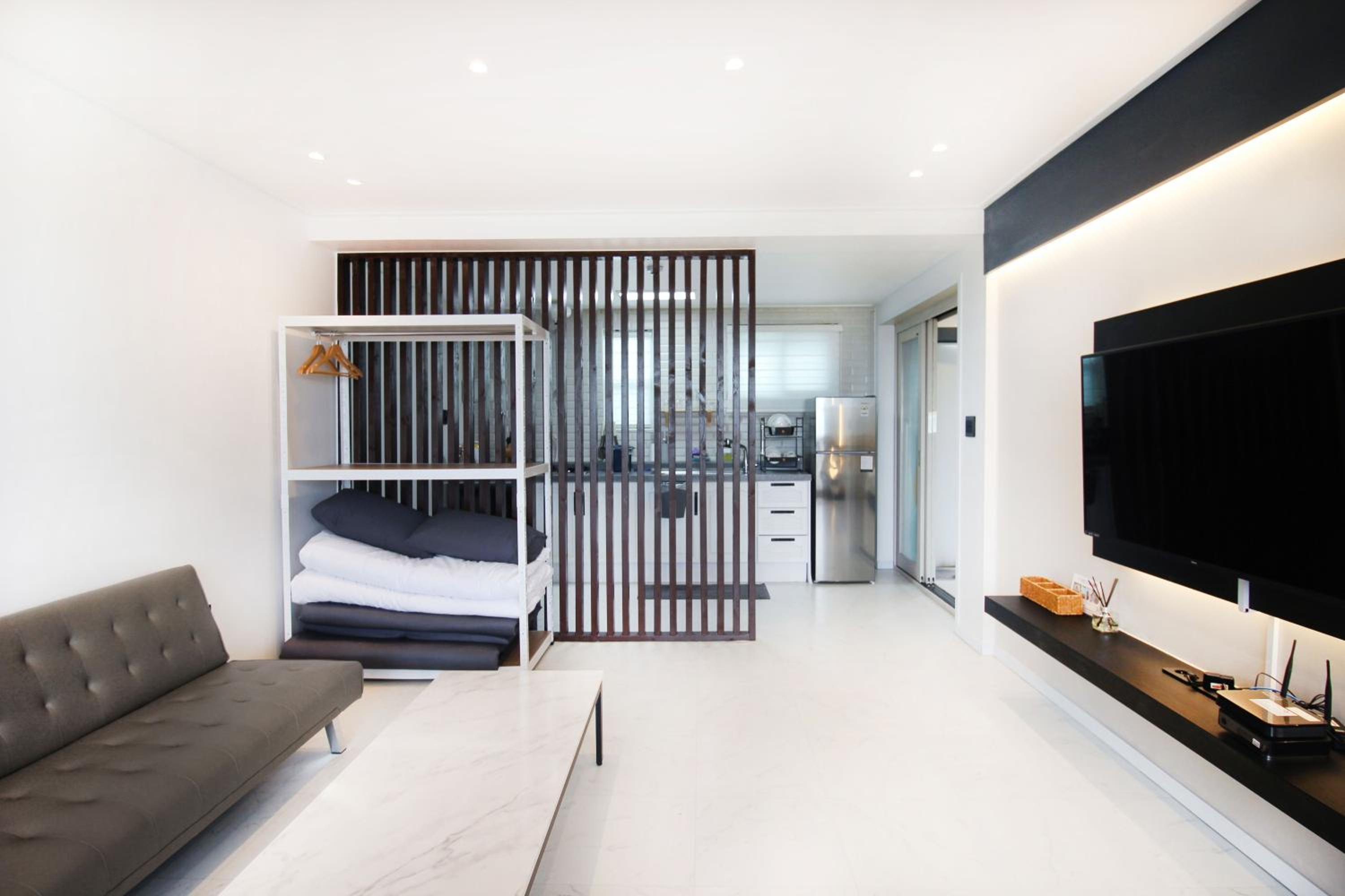 Double or Twin Room with Sea View - Photo 8