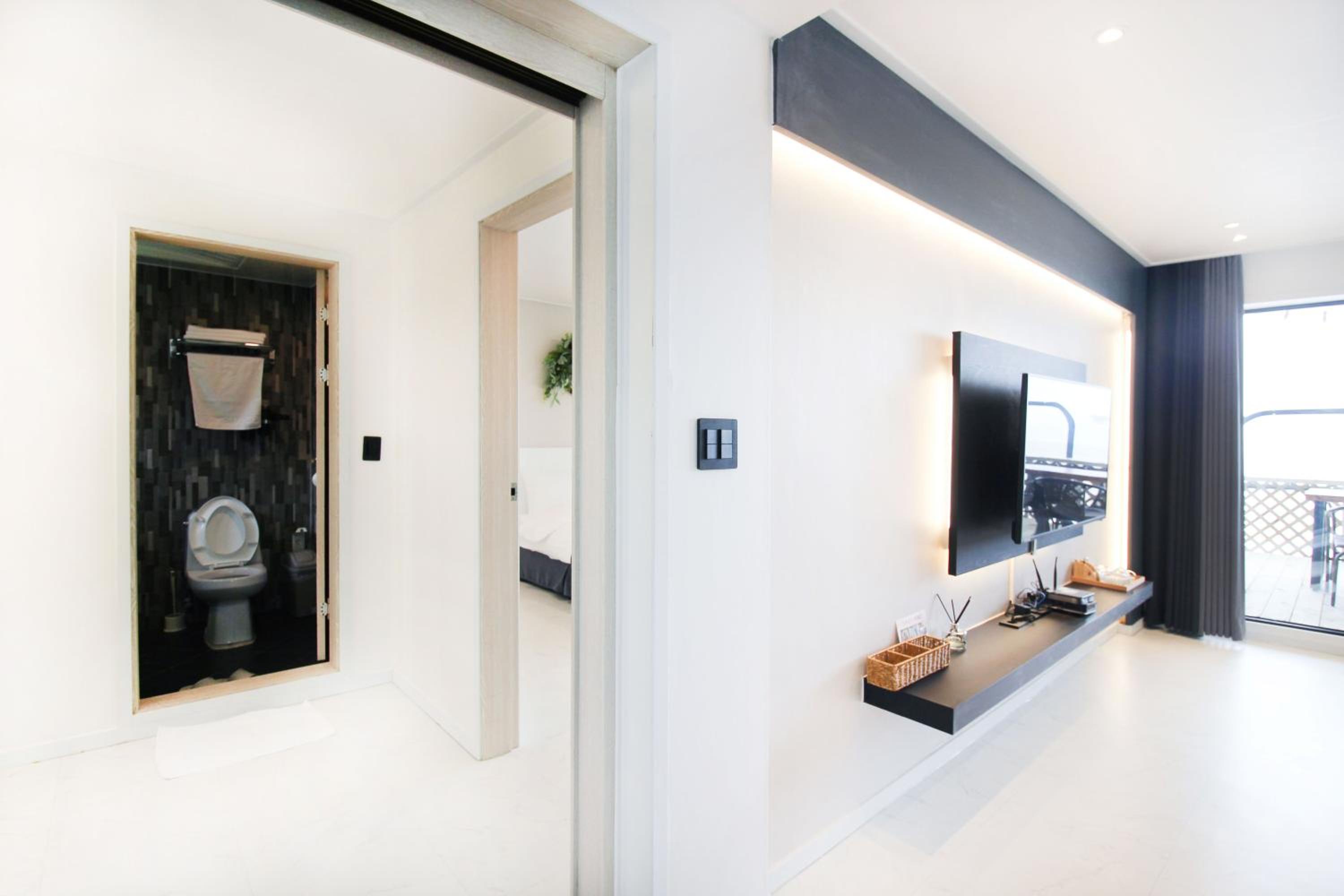 Double or Twin Room with Sea View - Photo 6