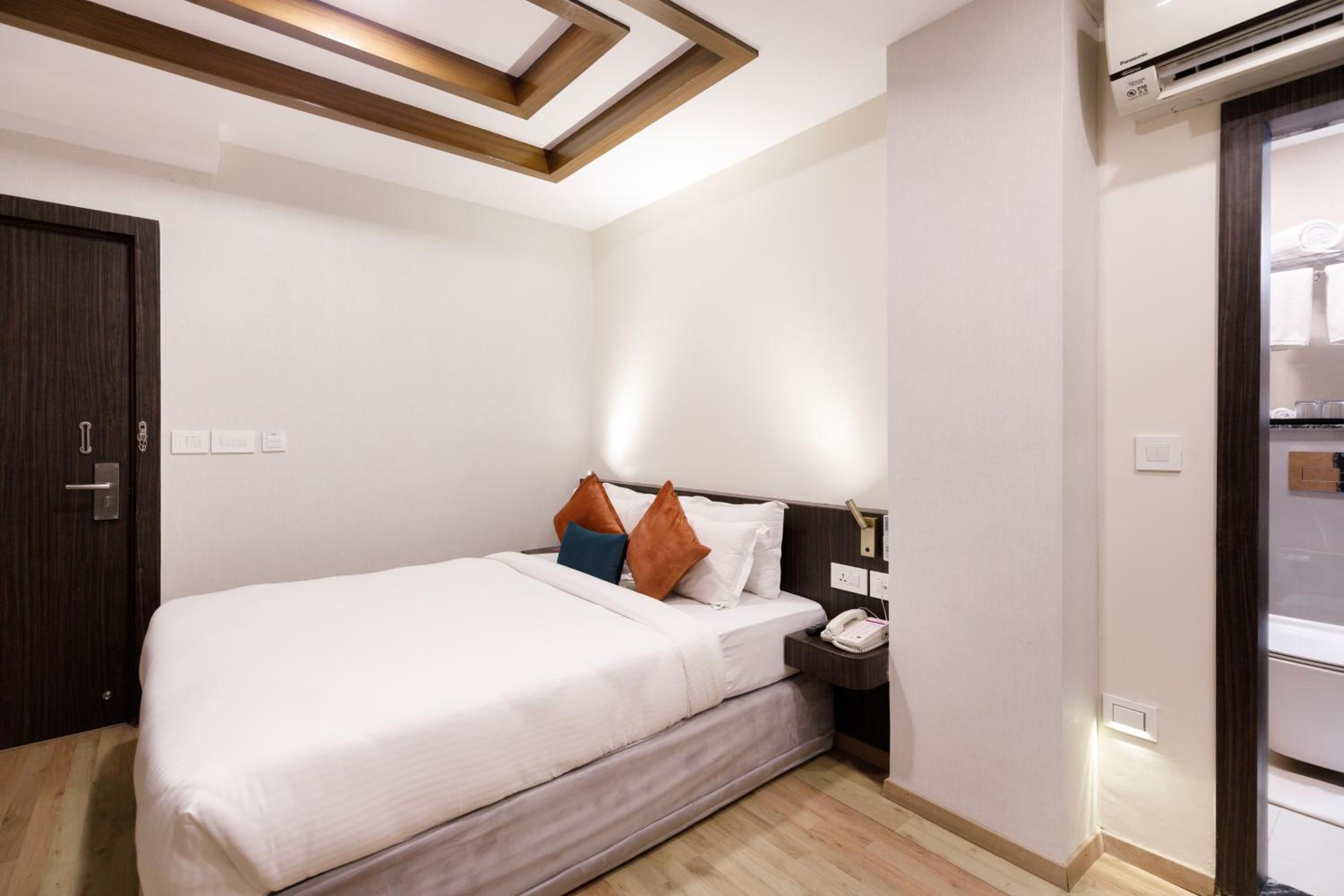 Deluxe King Room - Photo 4