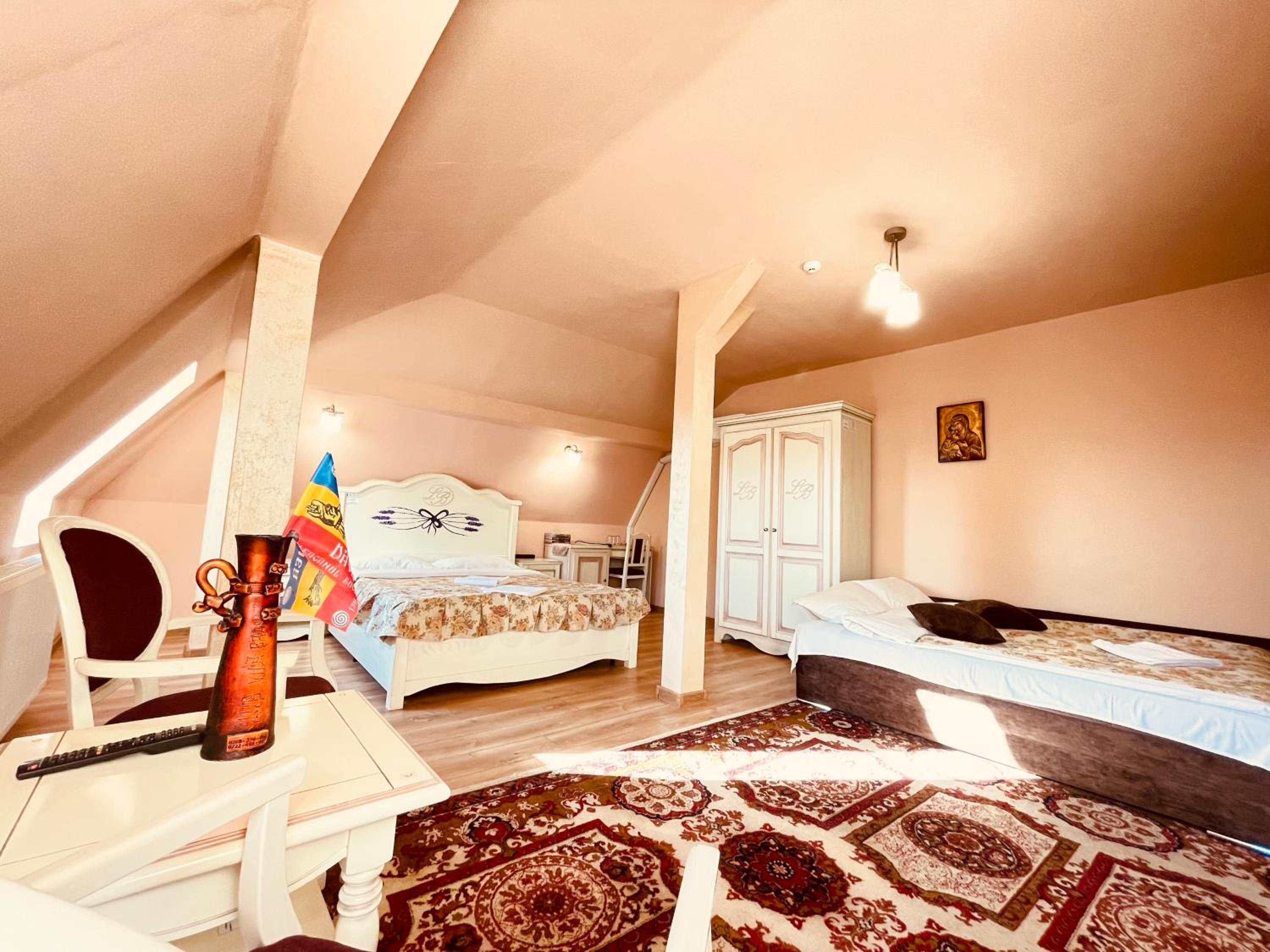 Deluxe Family Suite - Photo 3