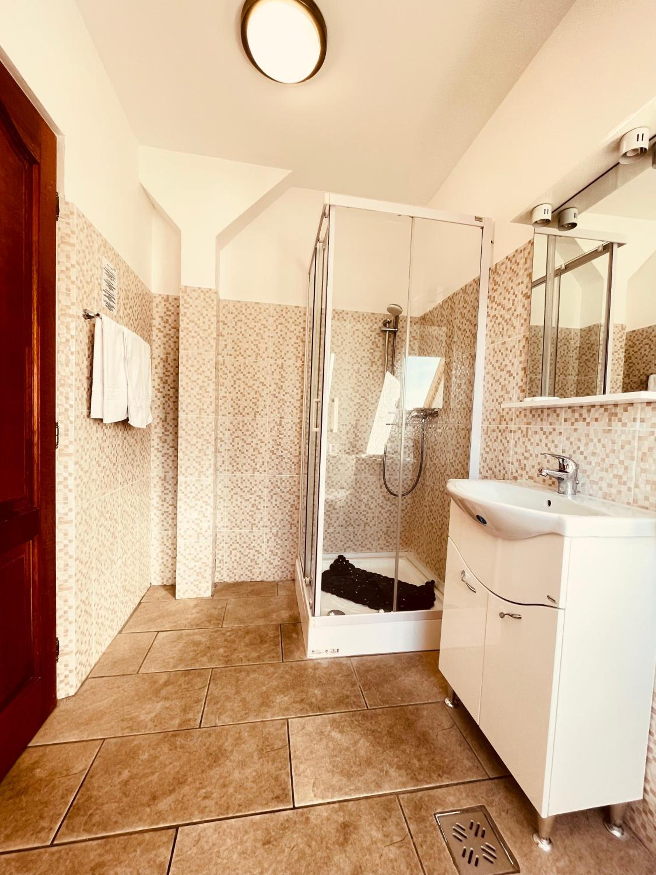 Deluxe Family Suite - Photo 4
