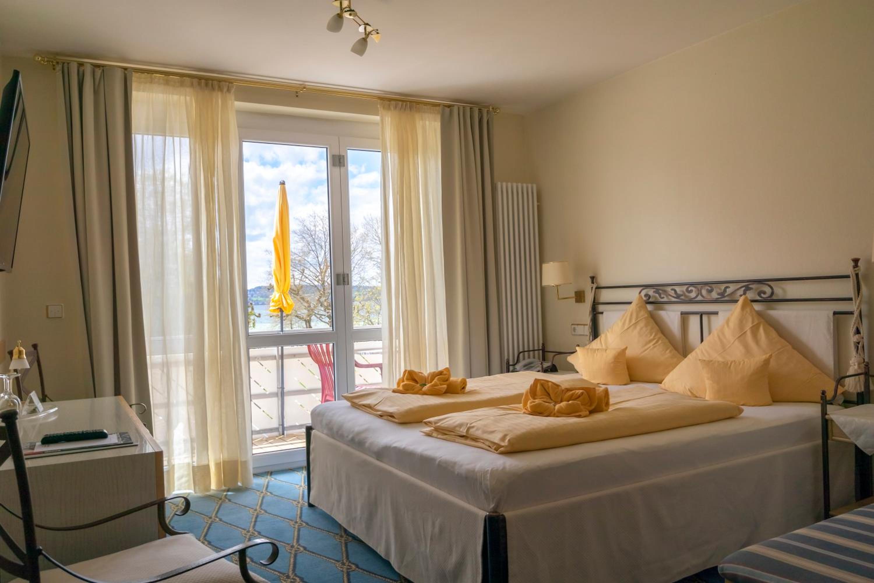 Double Room with Balcony and partial Lake View - Main Building photo 2