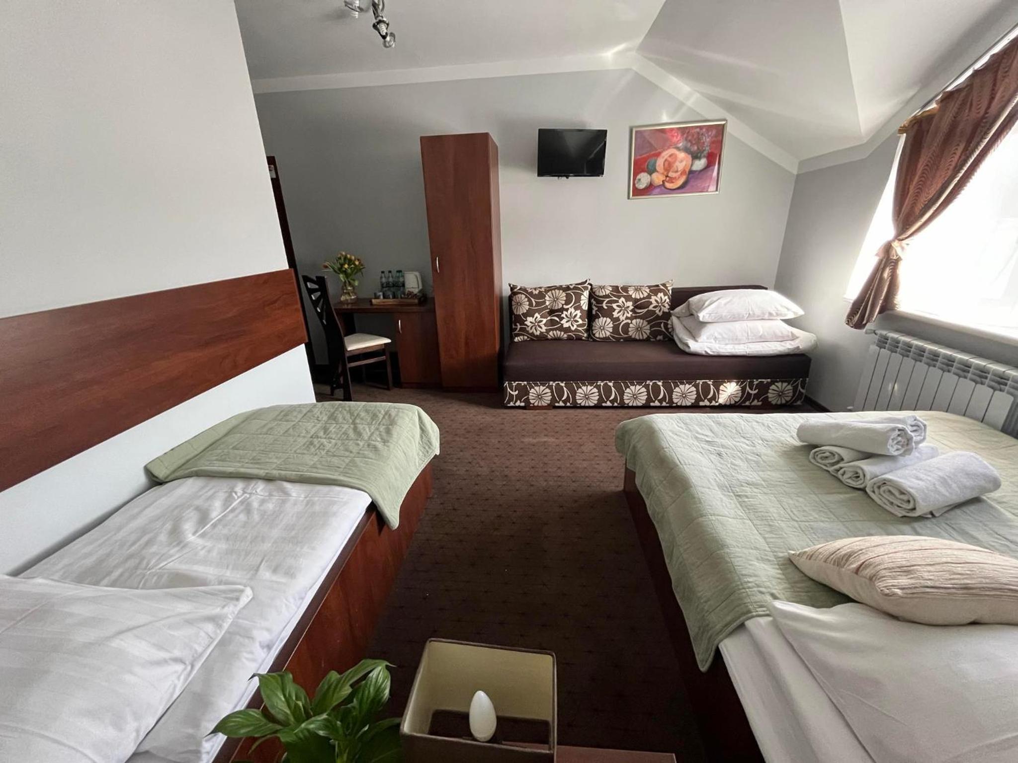 Quadruple Room with Bathroom - Photo 1