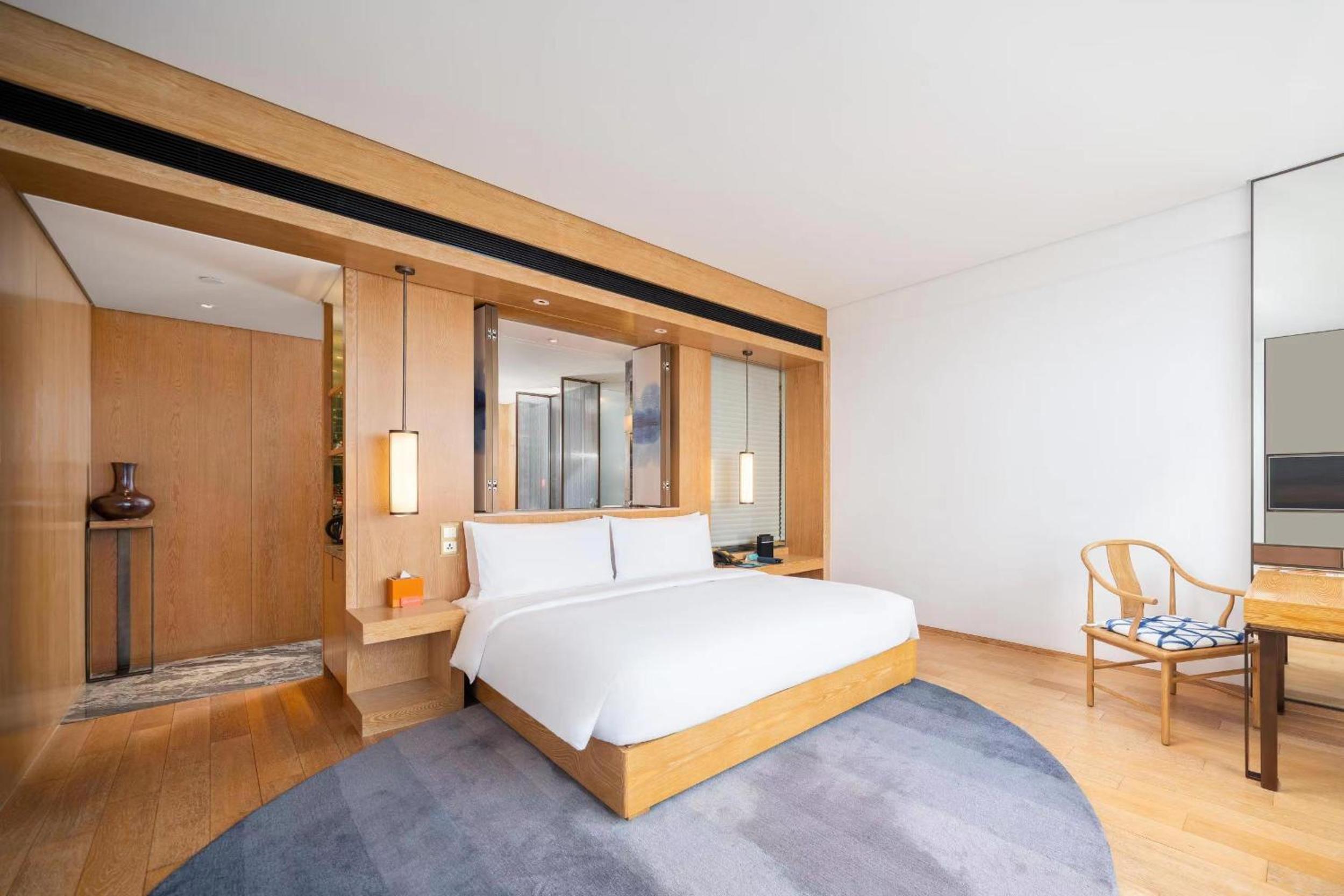 Standard King Room with Lake View - High Floor