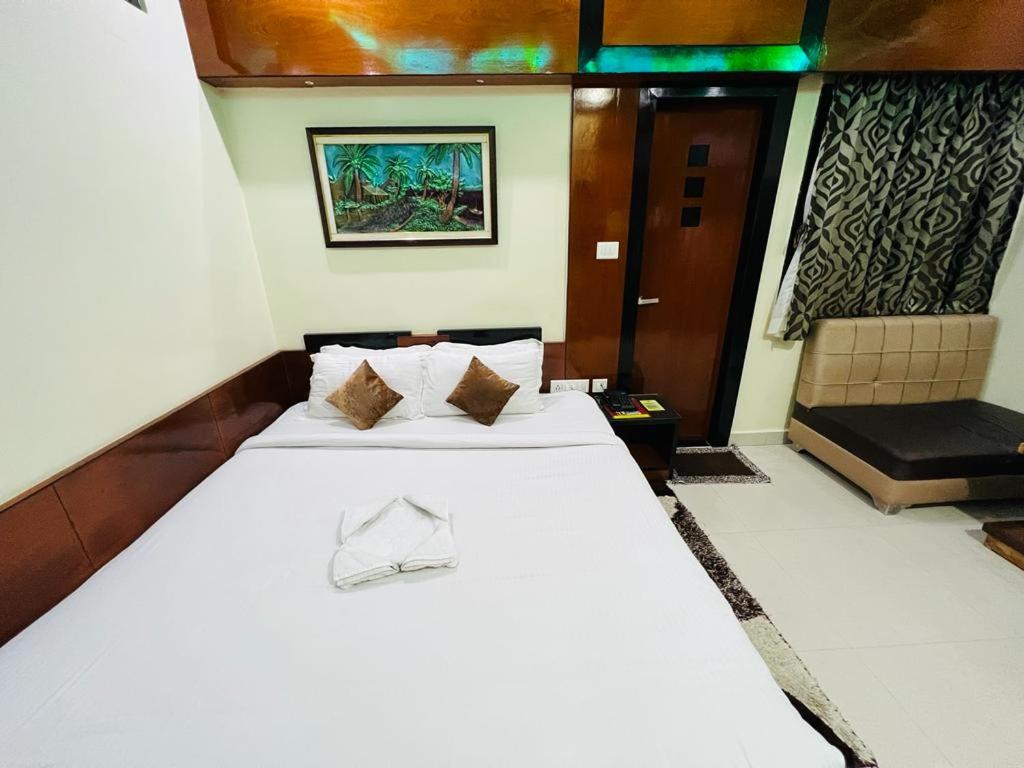 Deluxe Double Room (2 Adults + 1 Child) photo 2
