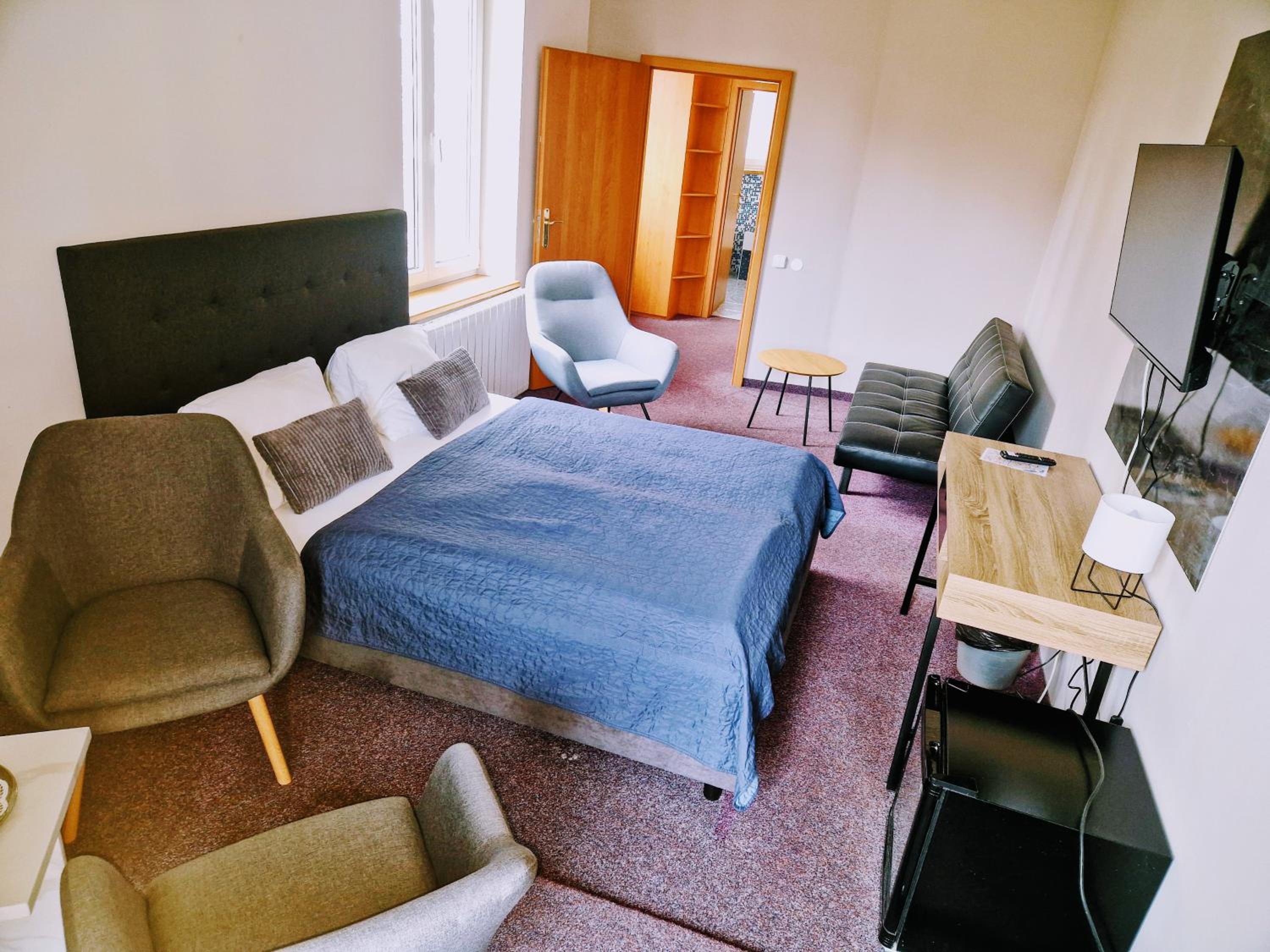 Comfort Double Room with Bath and Park View - Photo 17