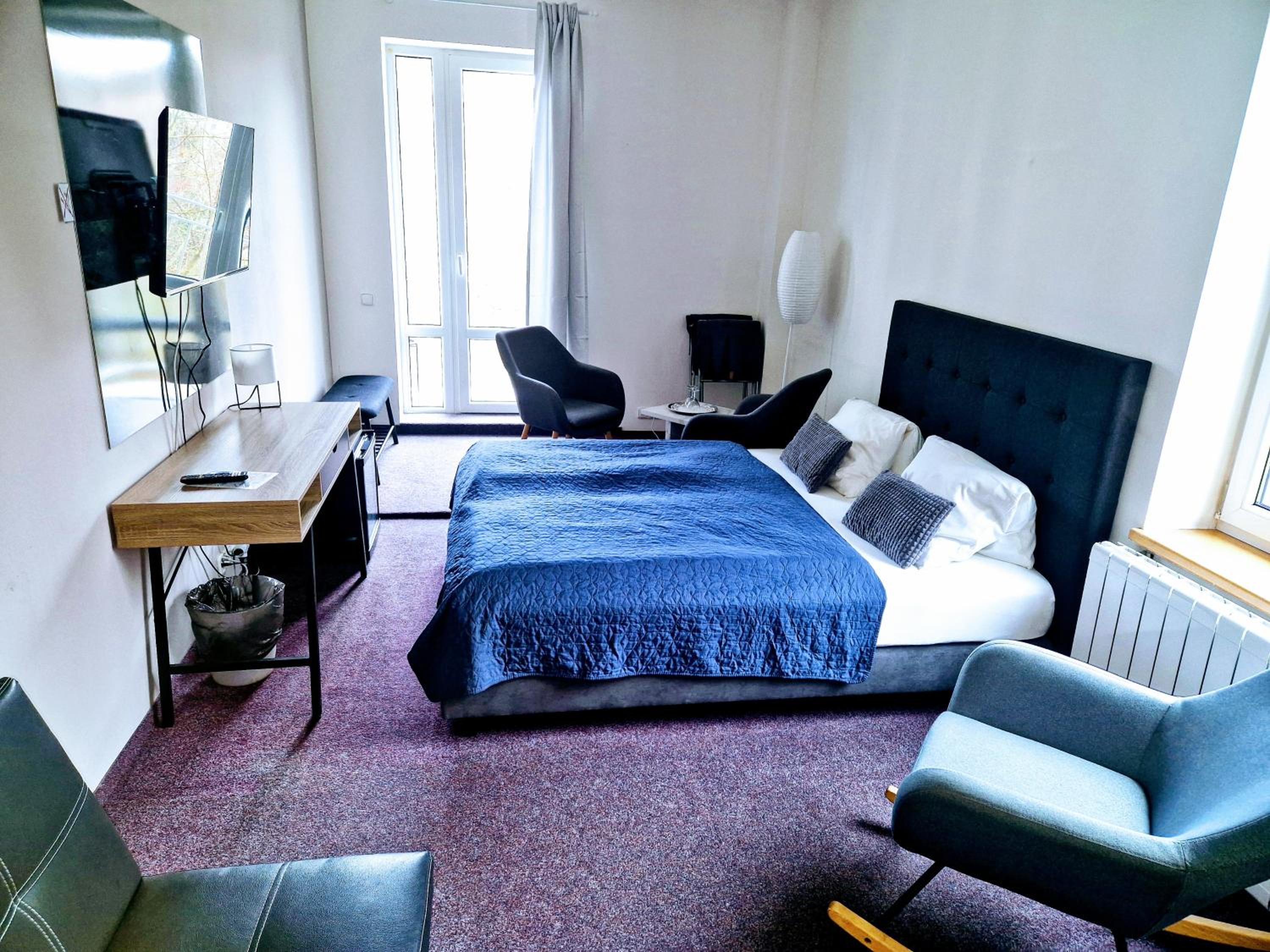 Comfort Double Room with Bath and Park View - Photo 16