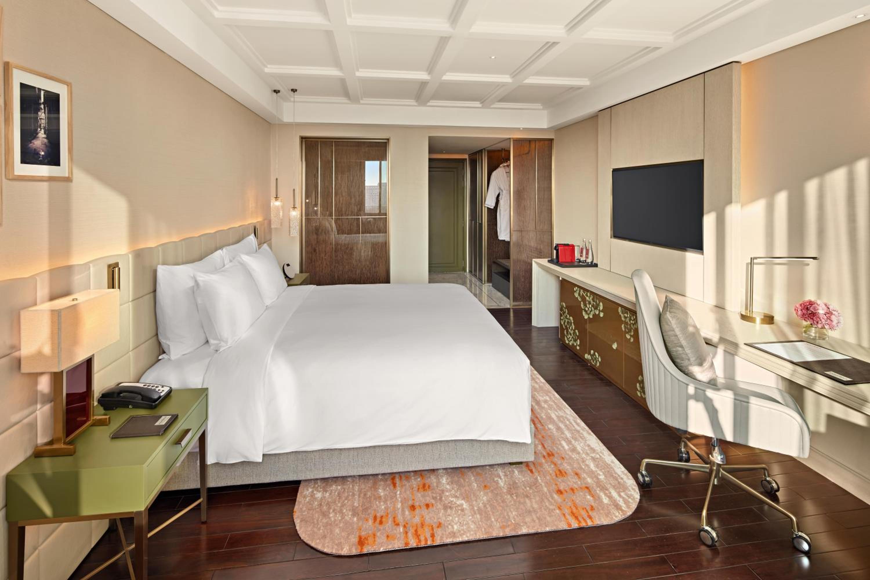 Executive King Room with Lounge Access - High Floor - Complimentary daily chocolate hour 5-6pm photo 2