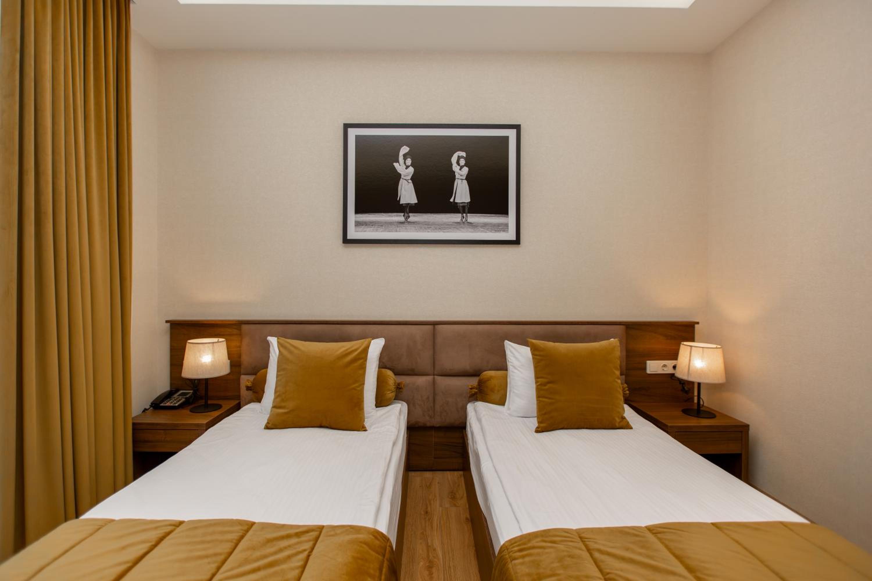 Standard Twin Room - Photo 7