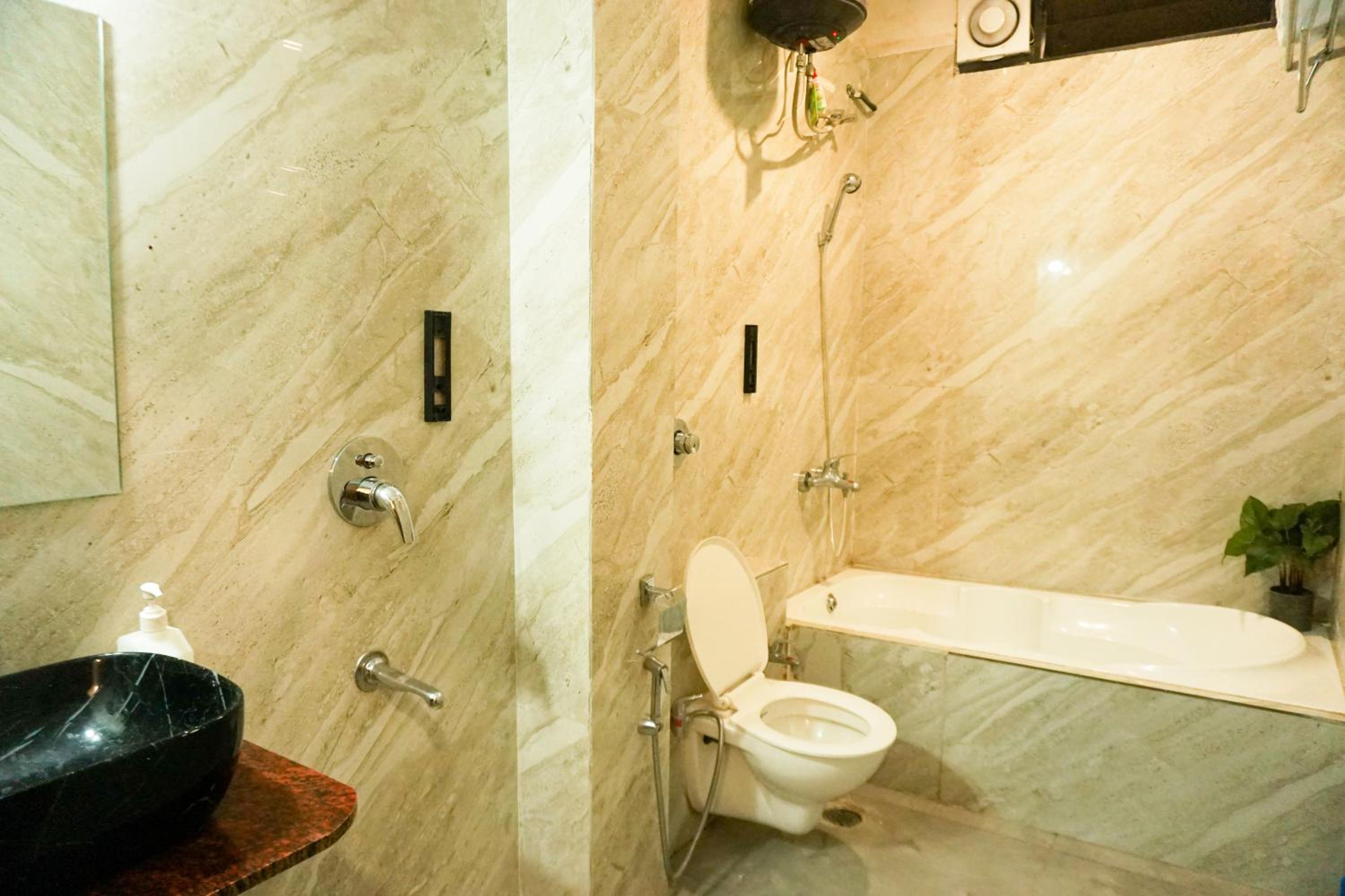 Suite - Photo 3