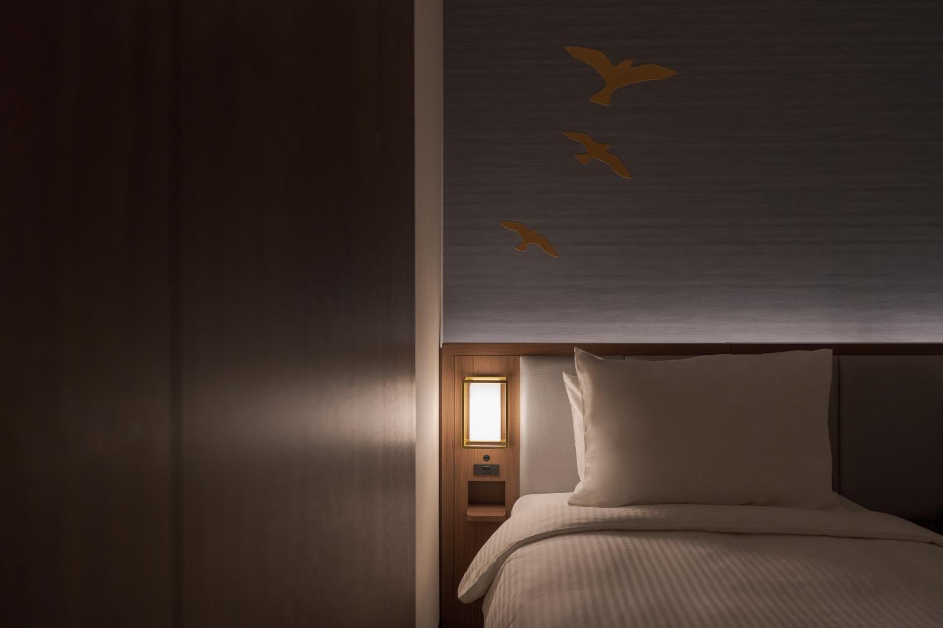 Deluxe Twin Room thumbnail 6