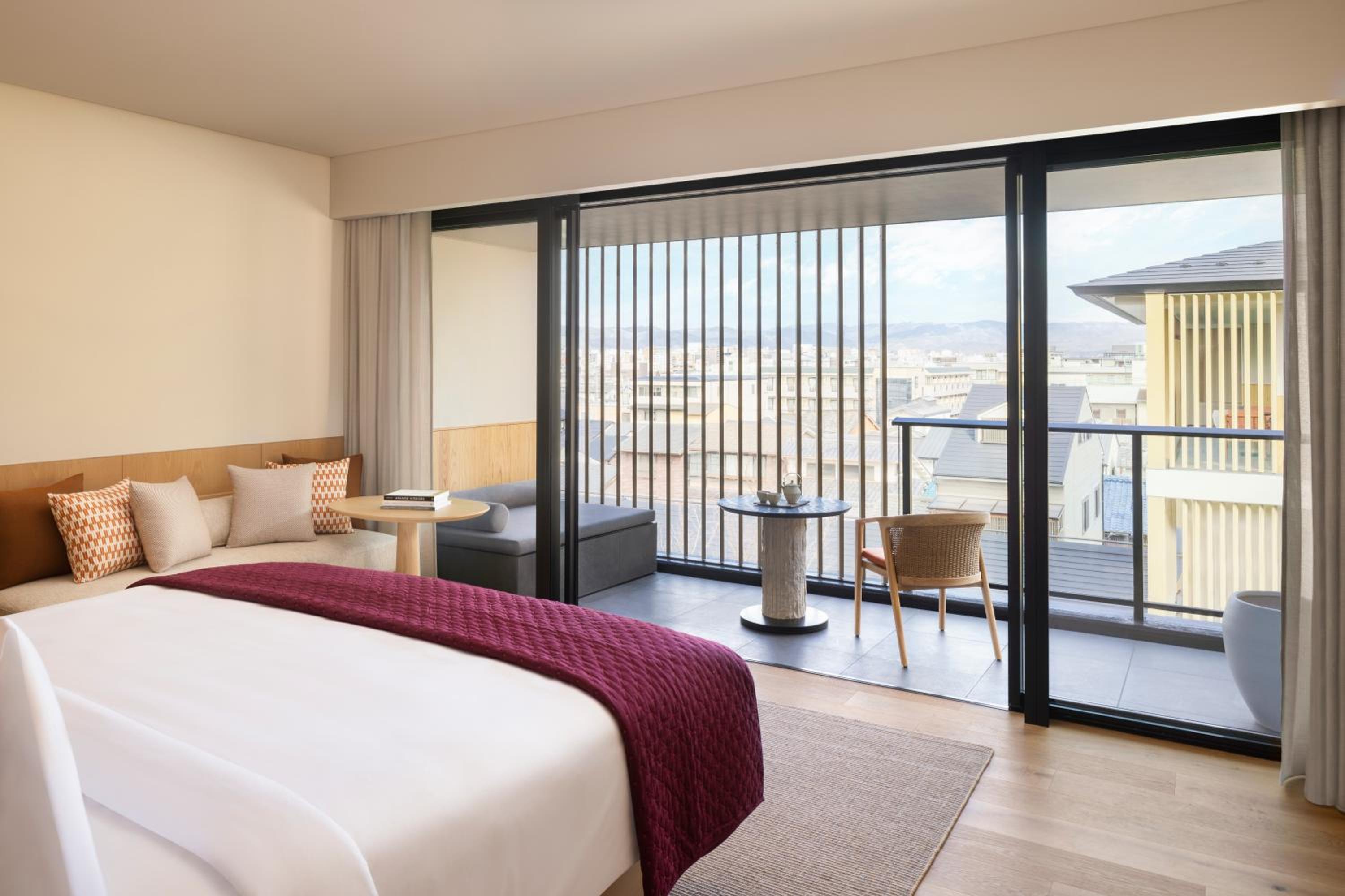 Deluxe King Room - Photo 8