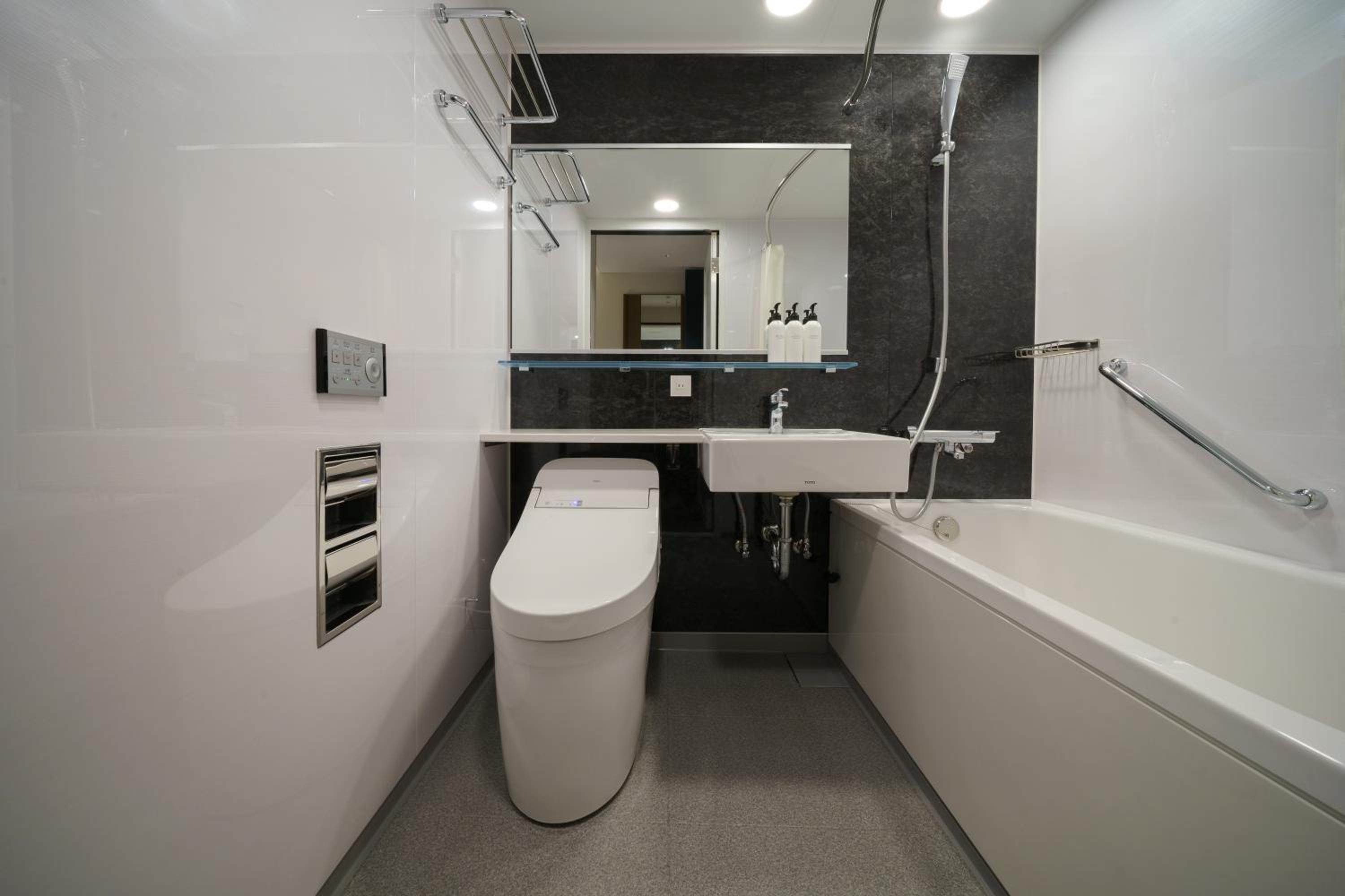 Standard Twin Room thumbnail 6