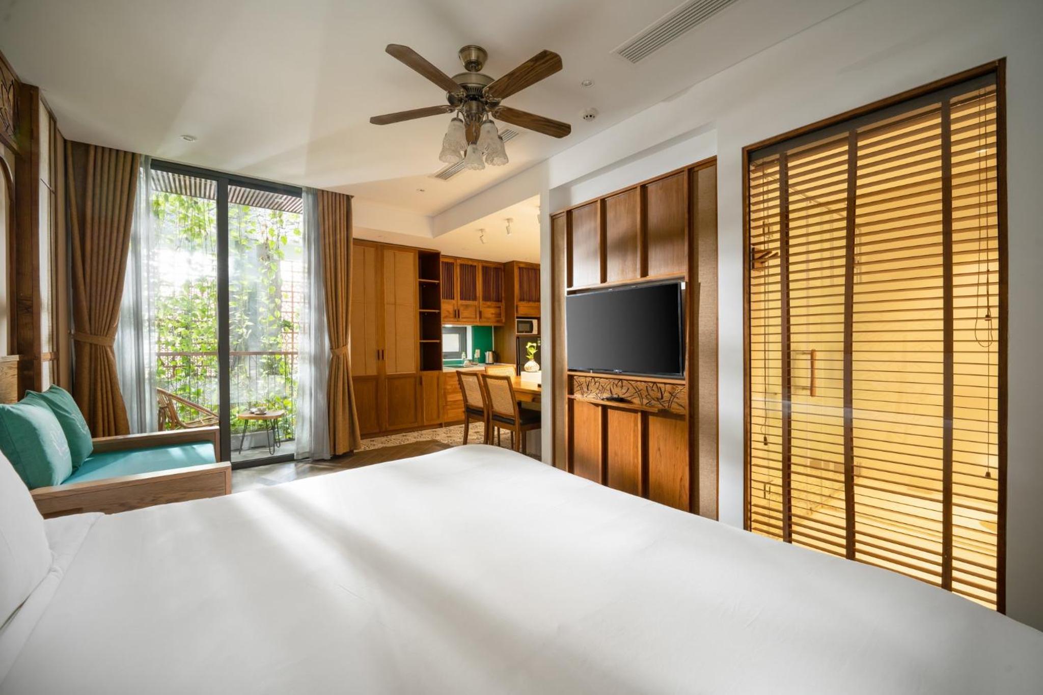 Studio with Pool View - Photo 8