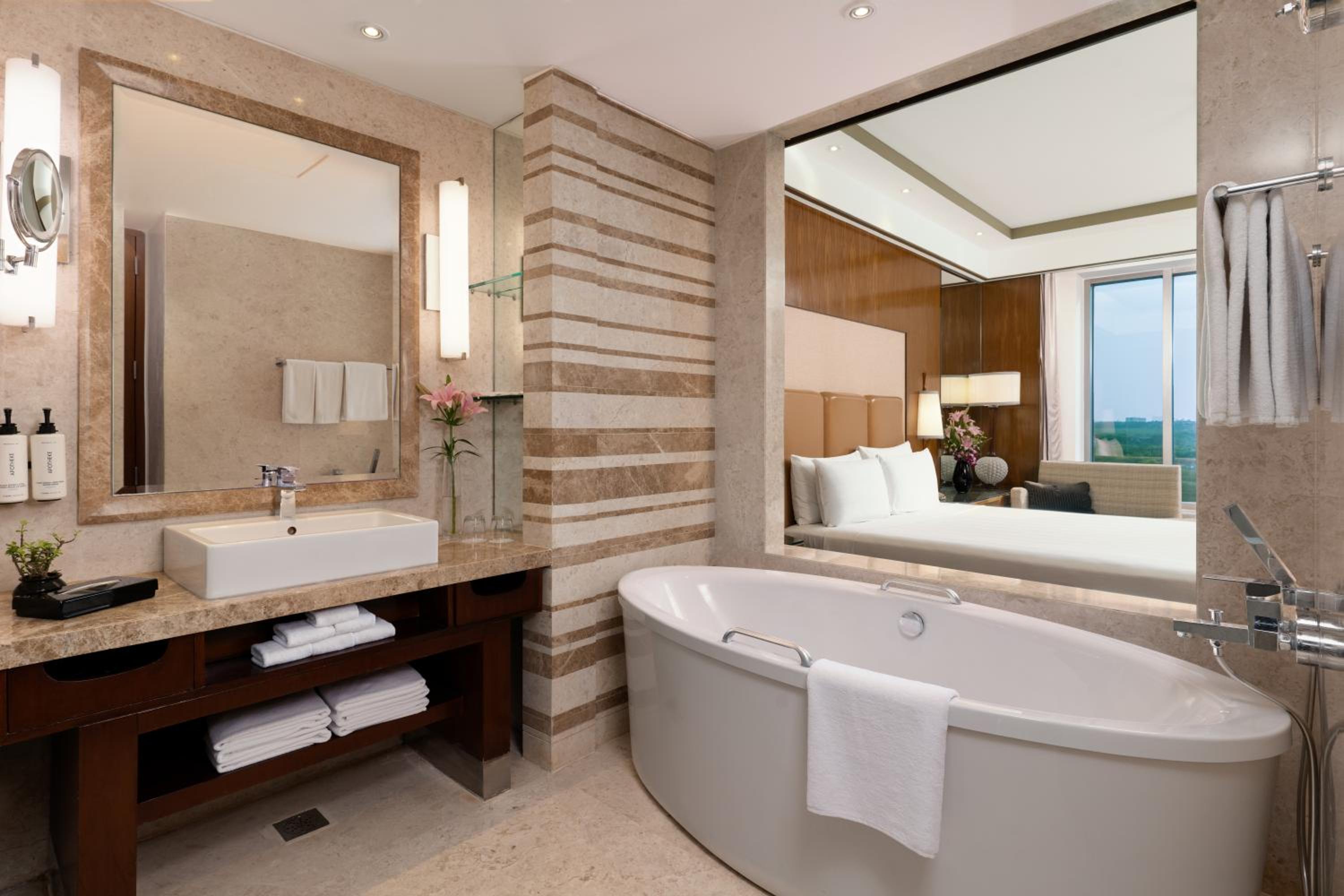 Standard King Room with Lounge Access - Photo 8